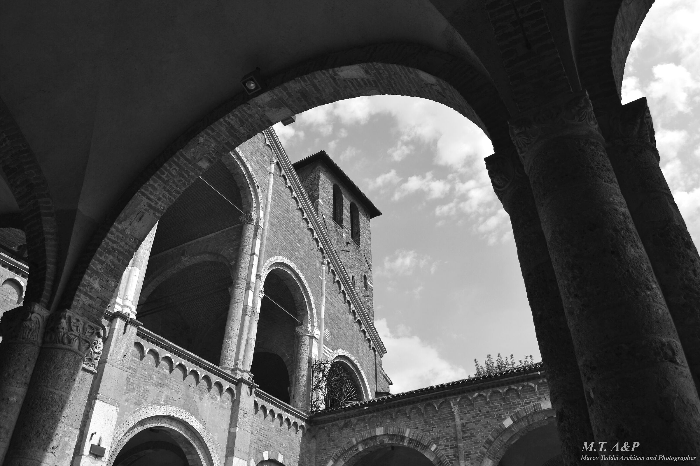 Contrasti - S. Ambrogio, Milano