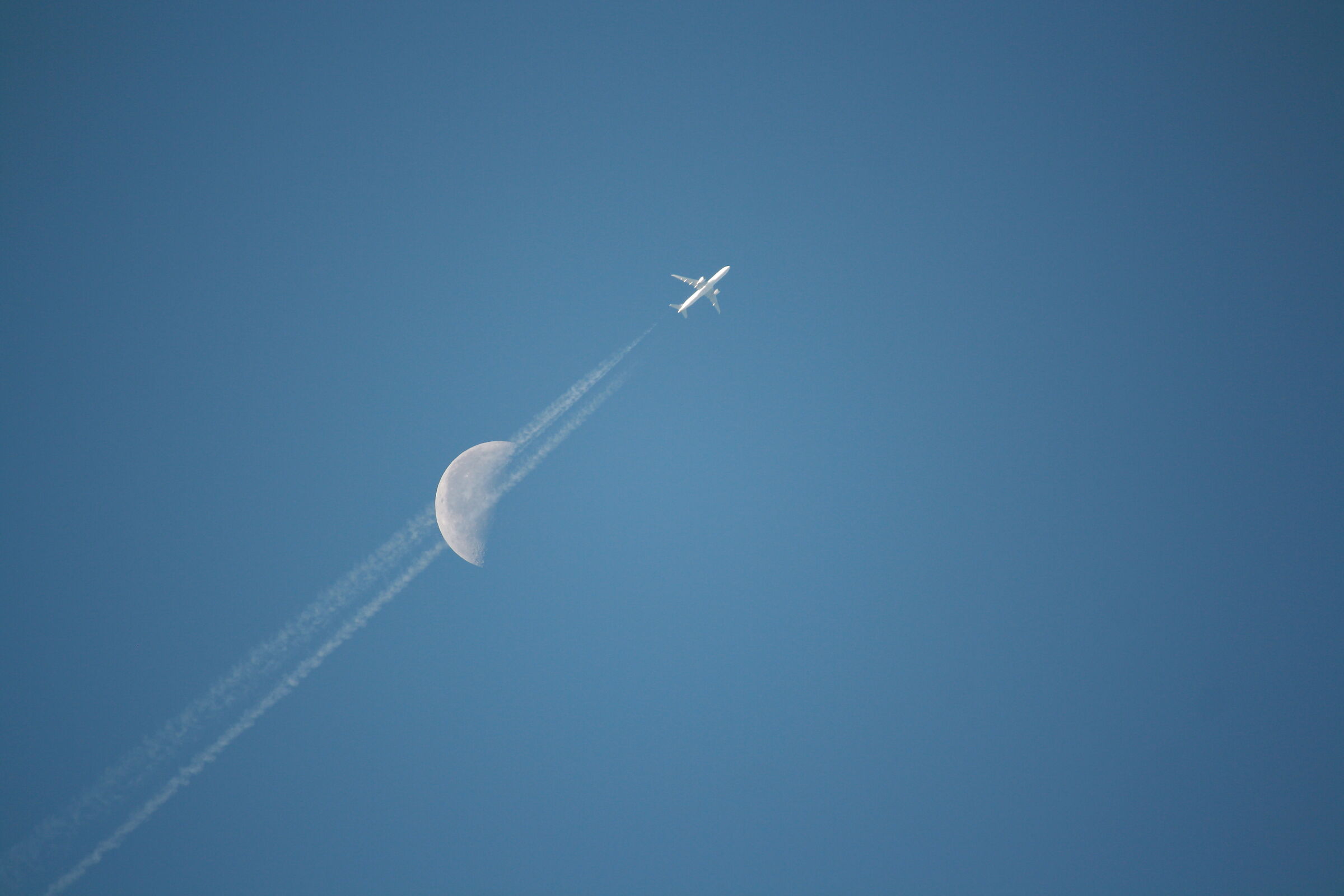 Luna trafitta dall'aereo