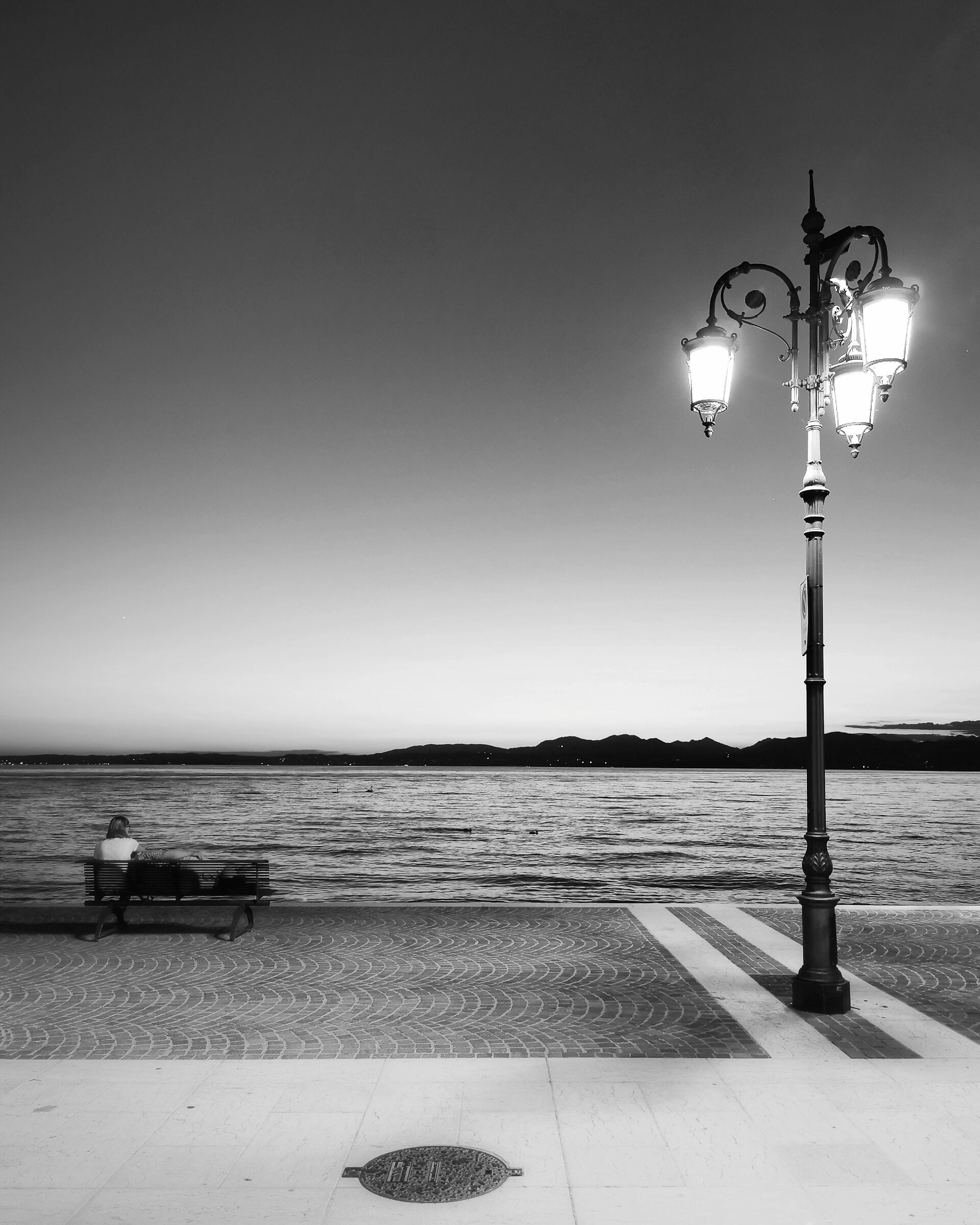 Tramonto in riva al lago