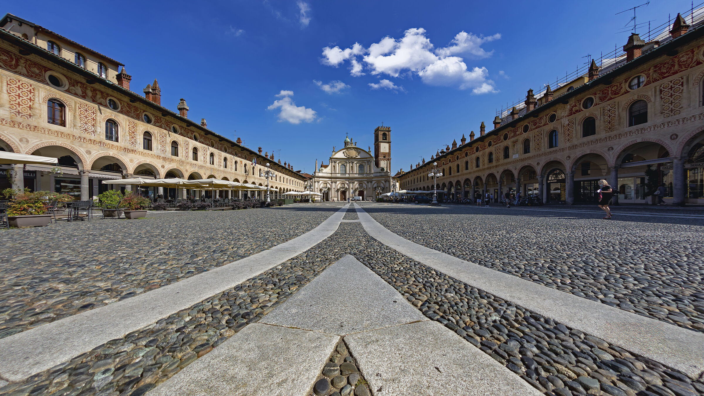 40°C Piazza deserta