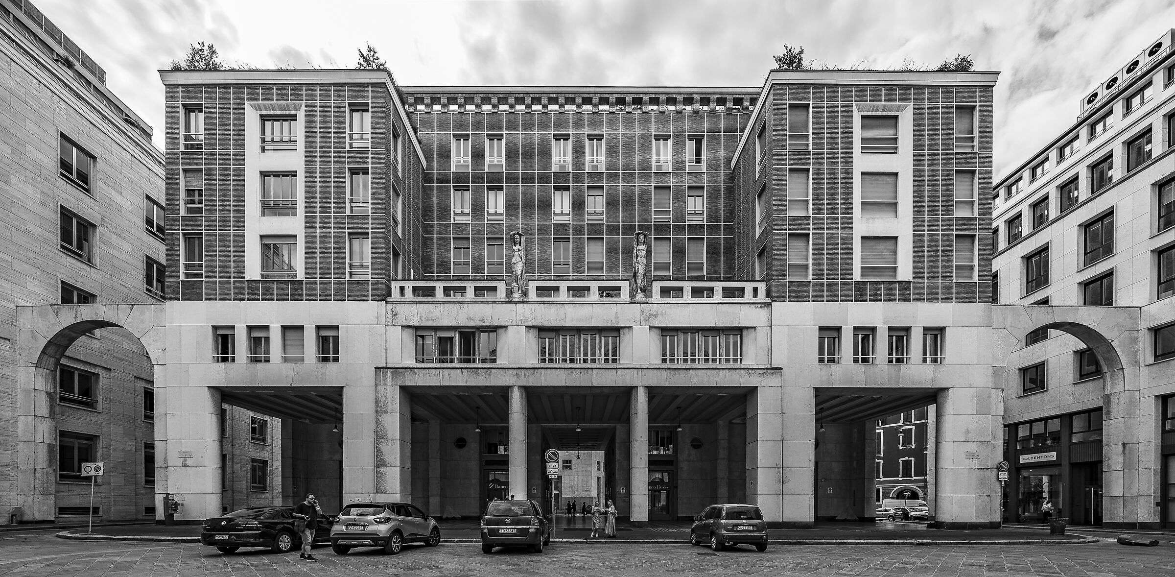 Piazza deglli Affari - 8