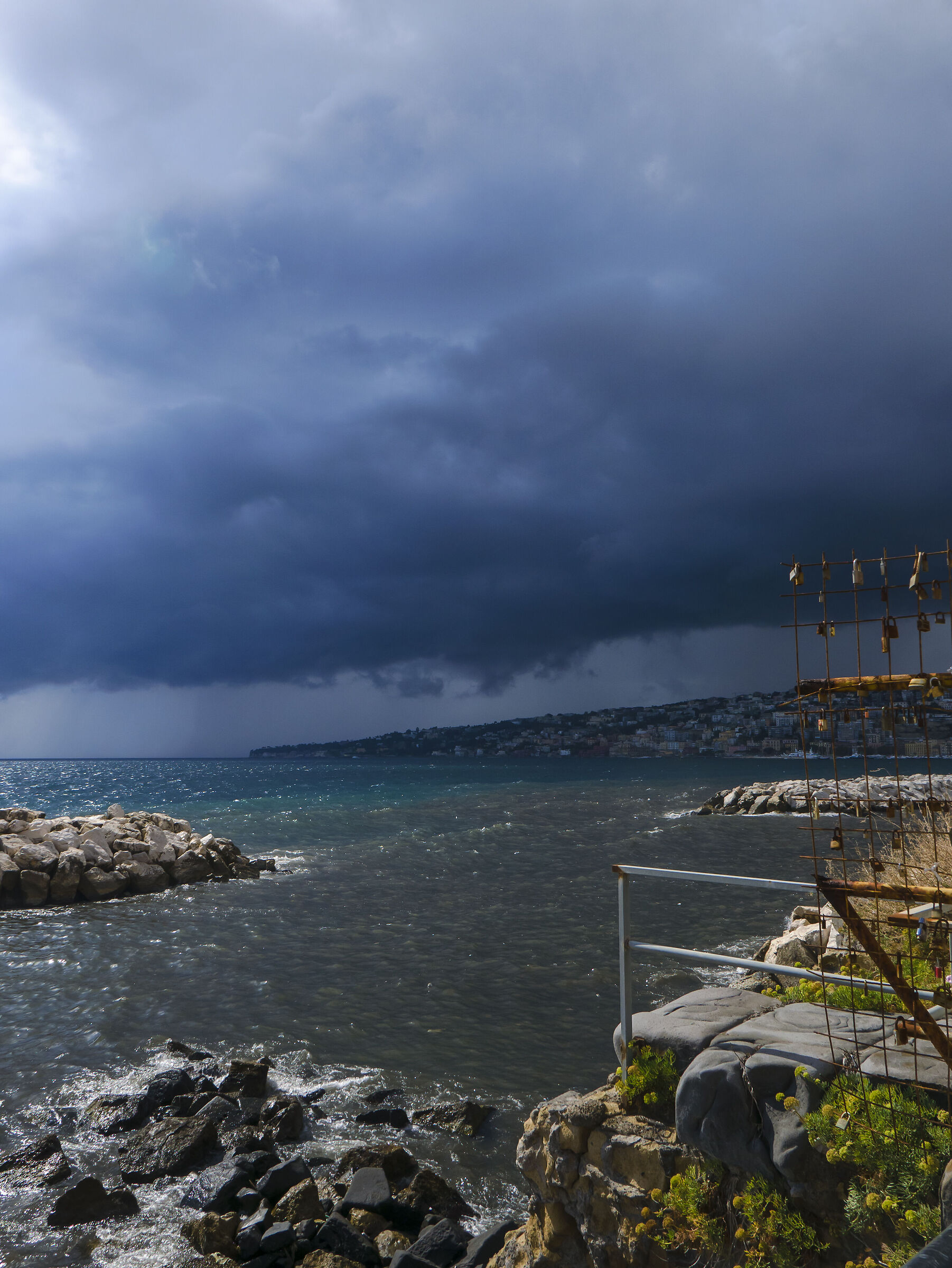 Ma piove, piove sul nostro amor ...