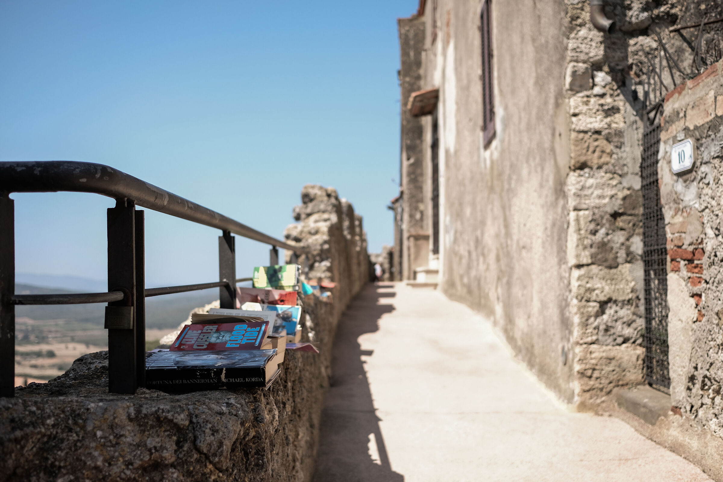 Capalbio - Libri sulle mura