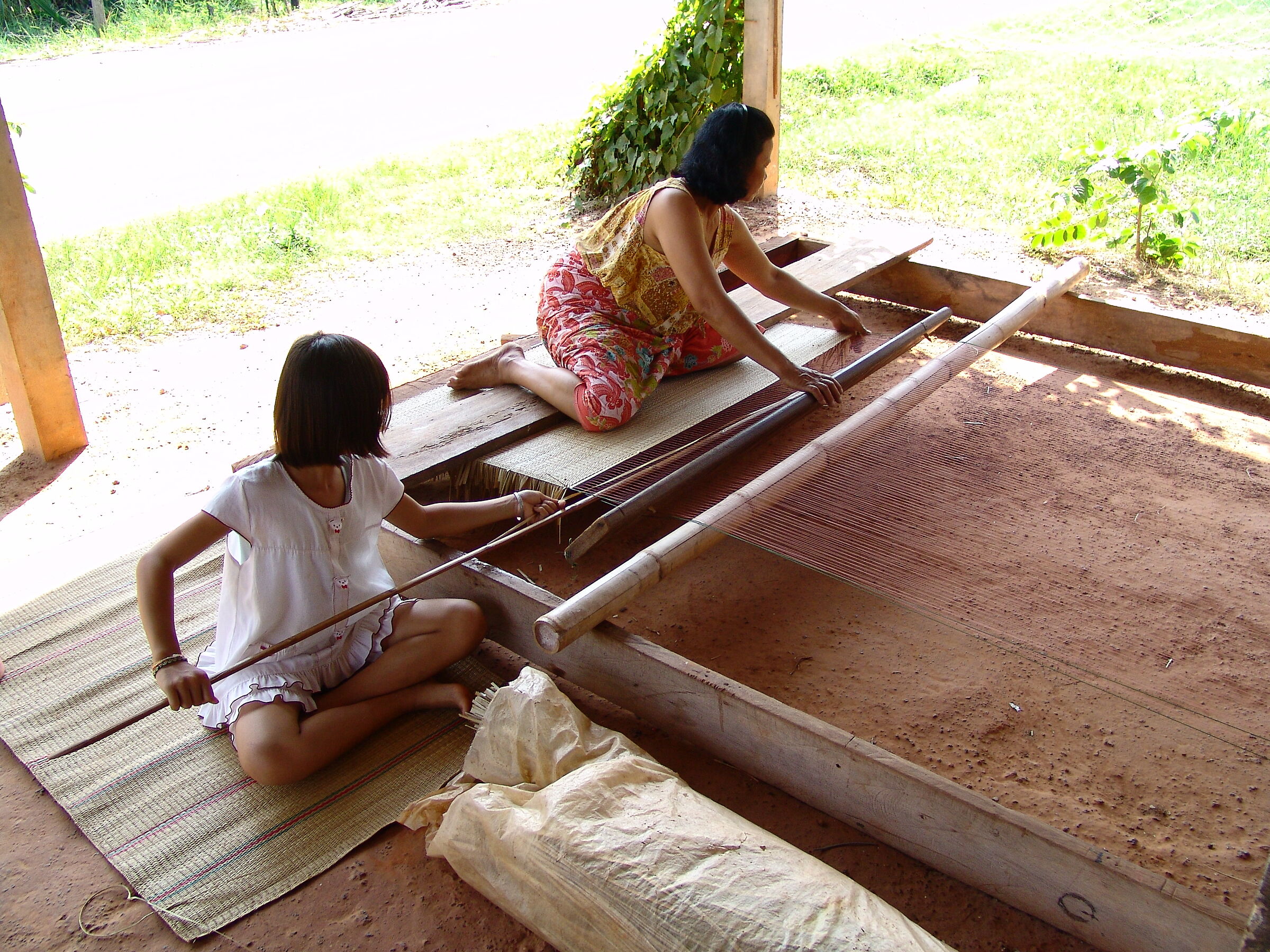 Mamma e figlia al telaio