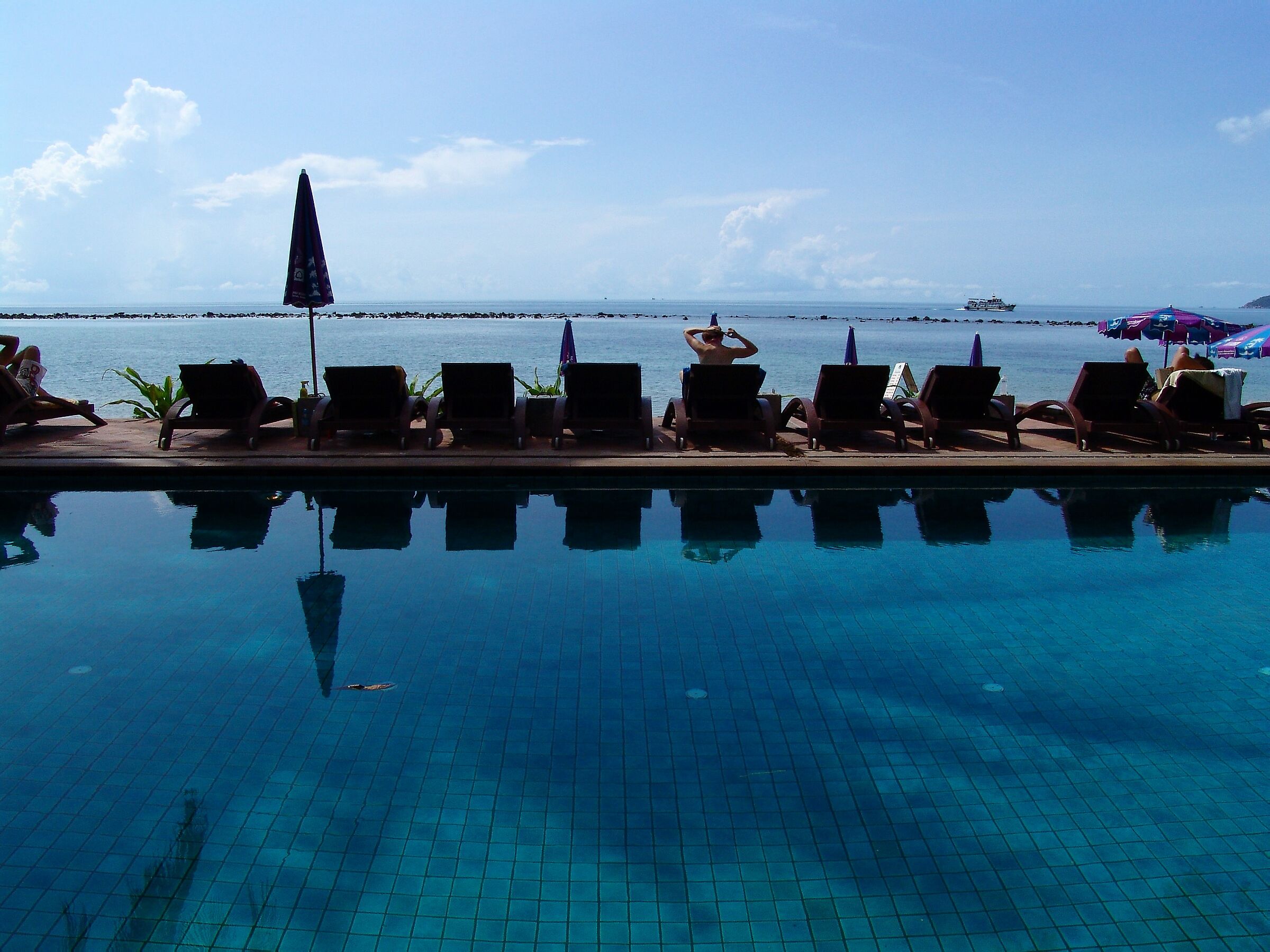 Swimming pool and Sea in Samui island