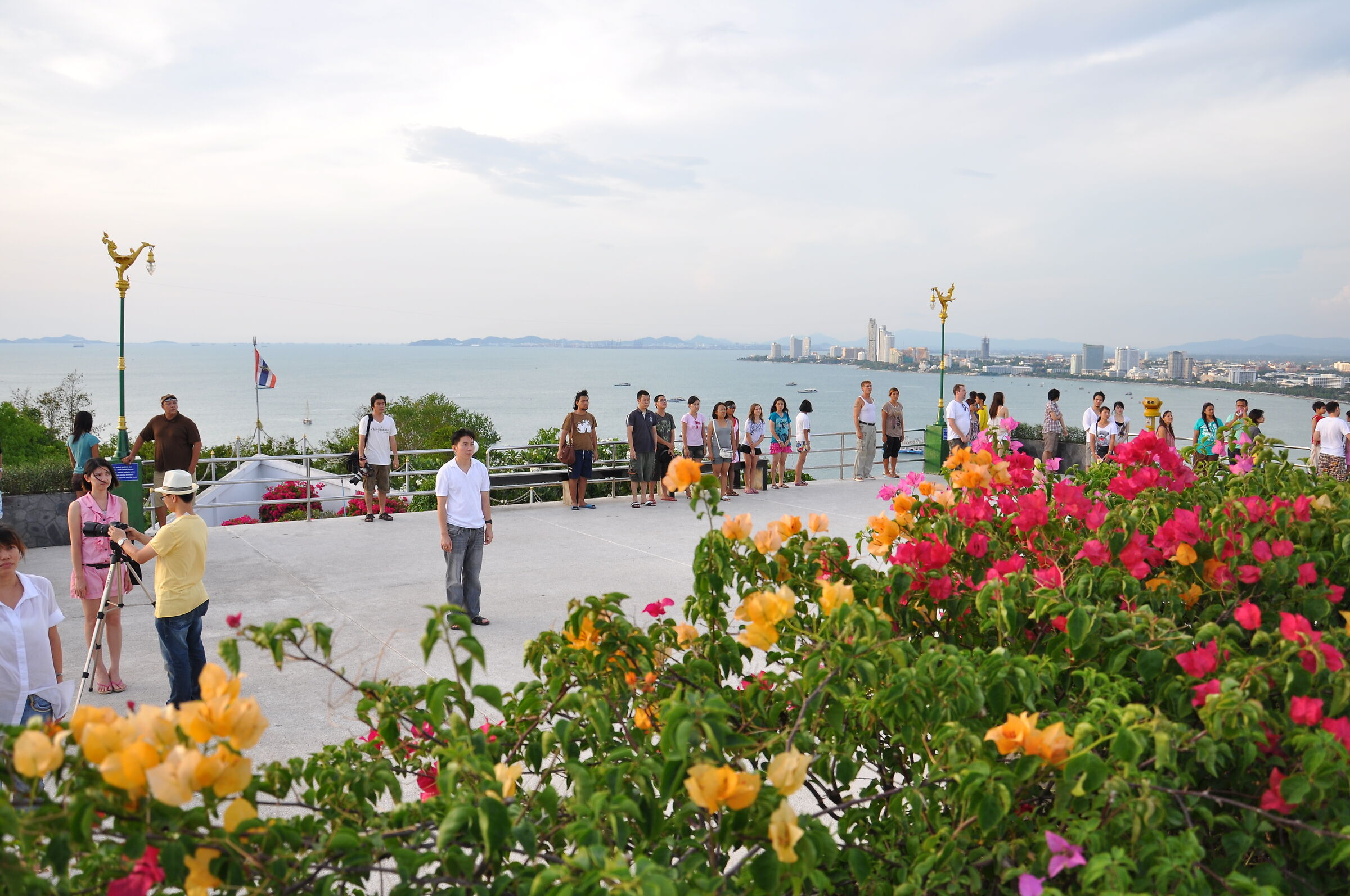 Six PM o'clock thai national imn