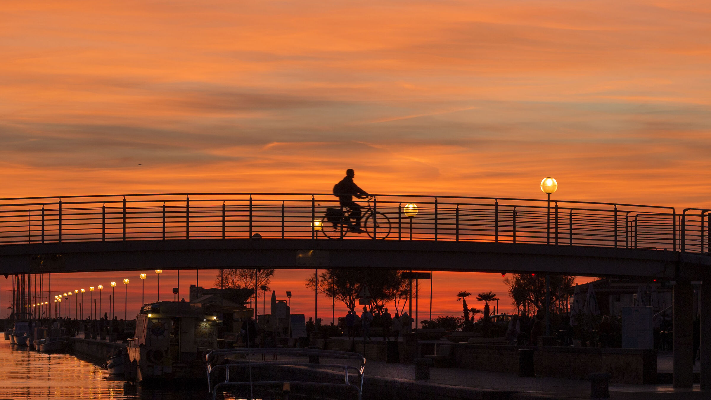 Pedalare nel tramonto