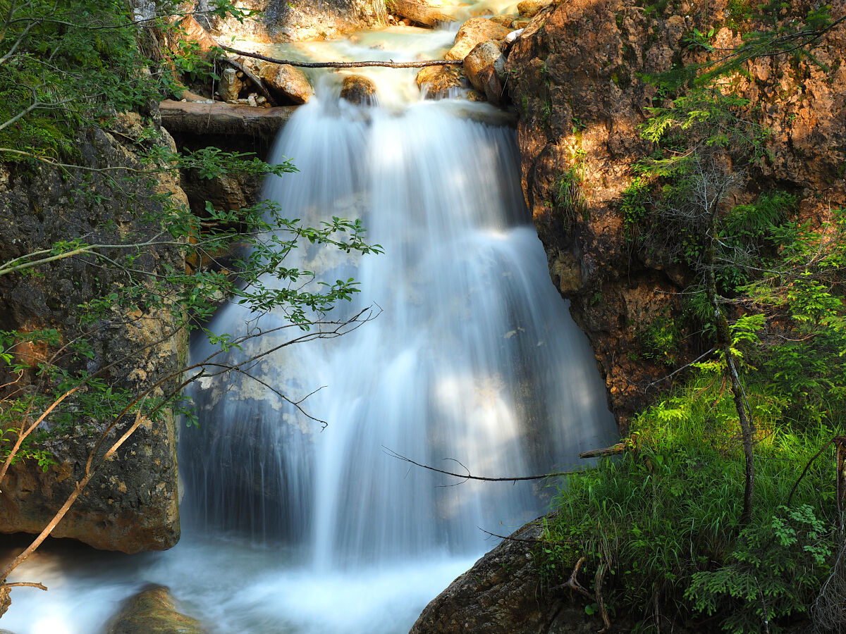 Un velo tra le rocce