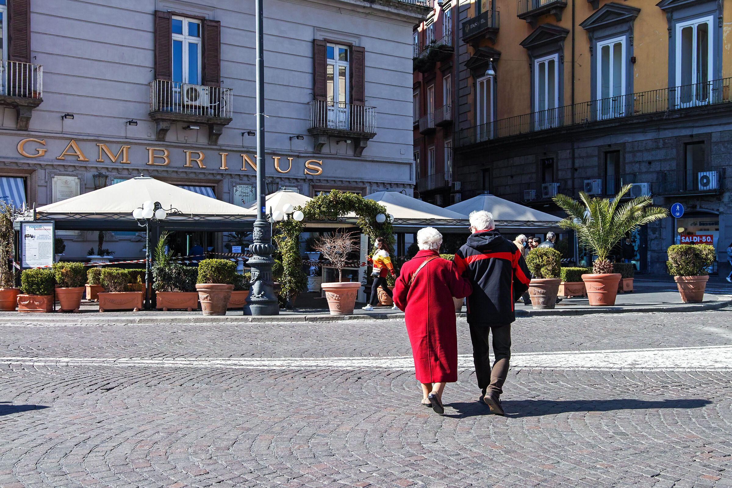 Dè, you always put on this red coat...