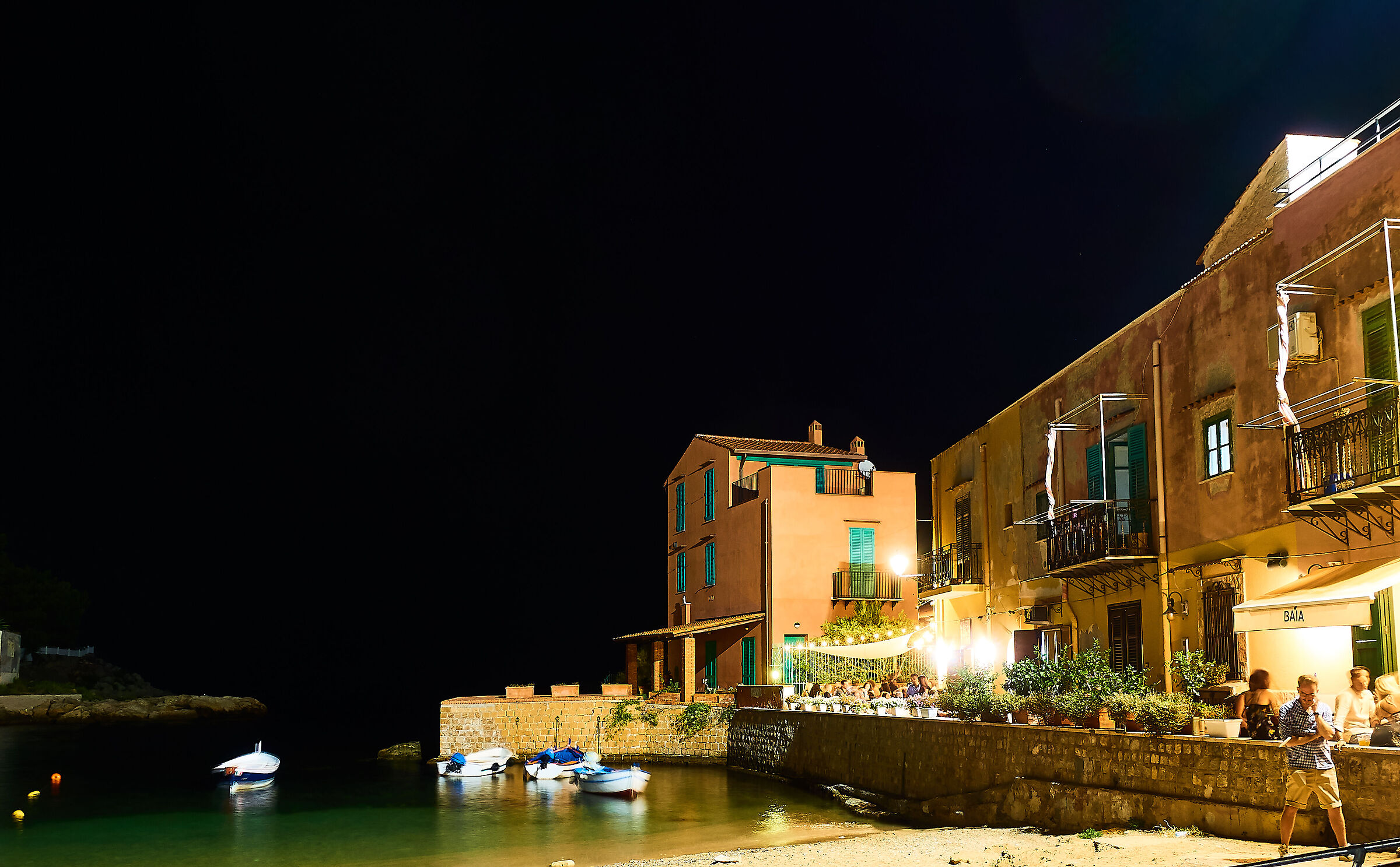 Una sera d' estate, meditando in riva al mare