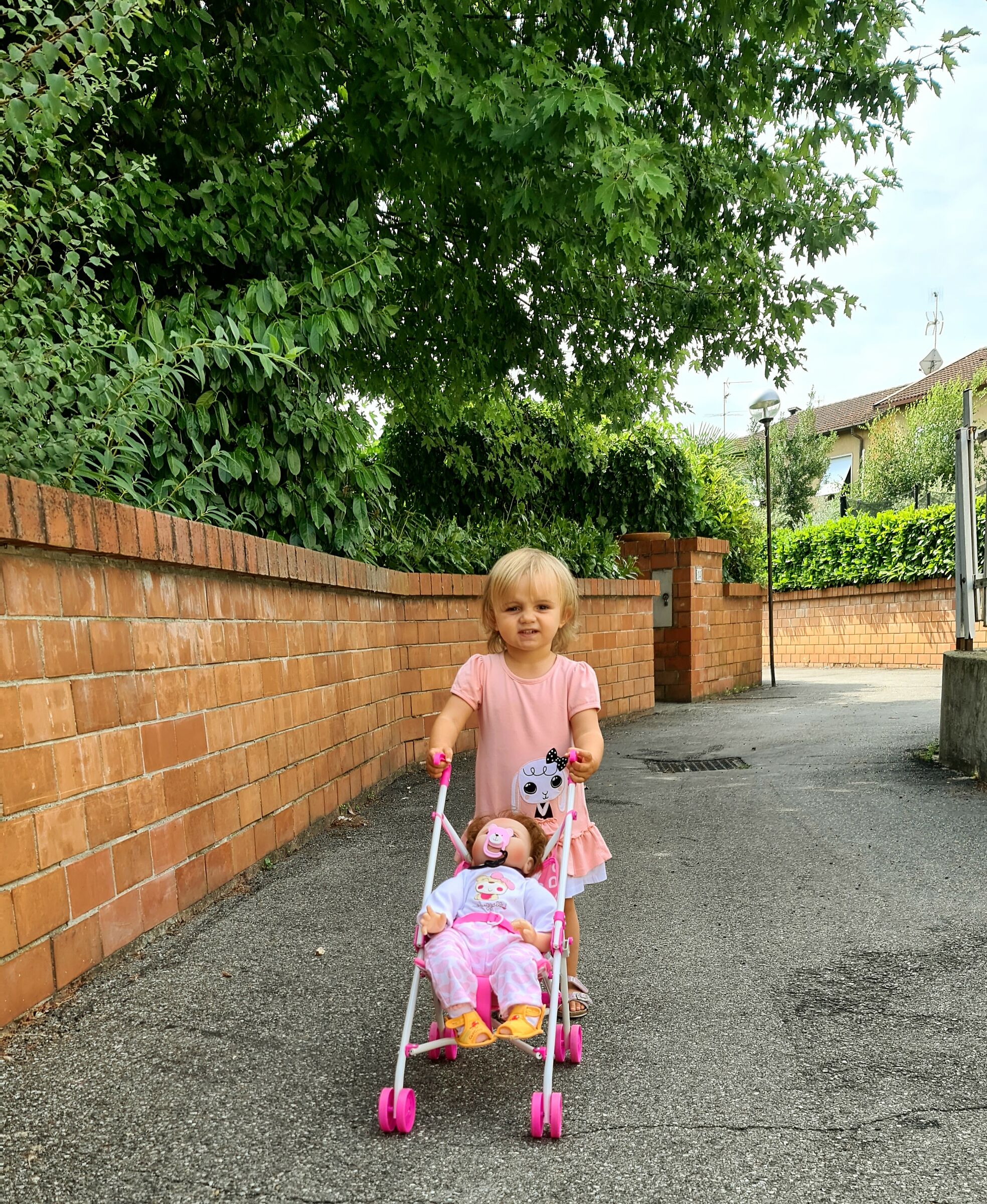 Greta e bimbo.... Passeggiata all'ombra