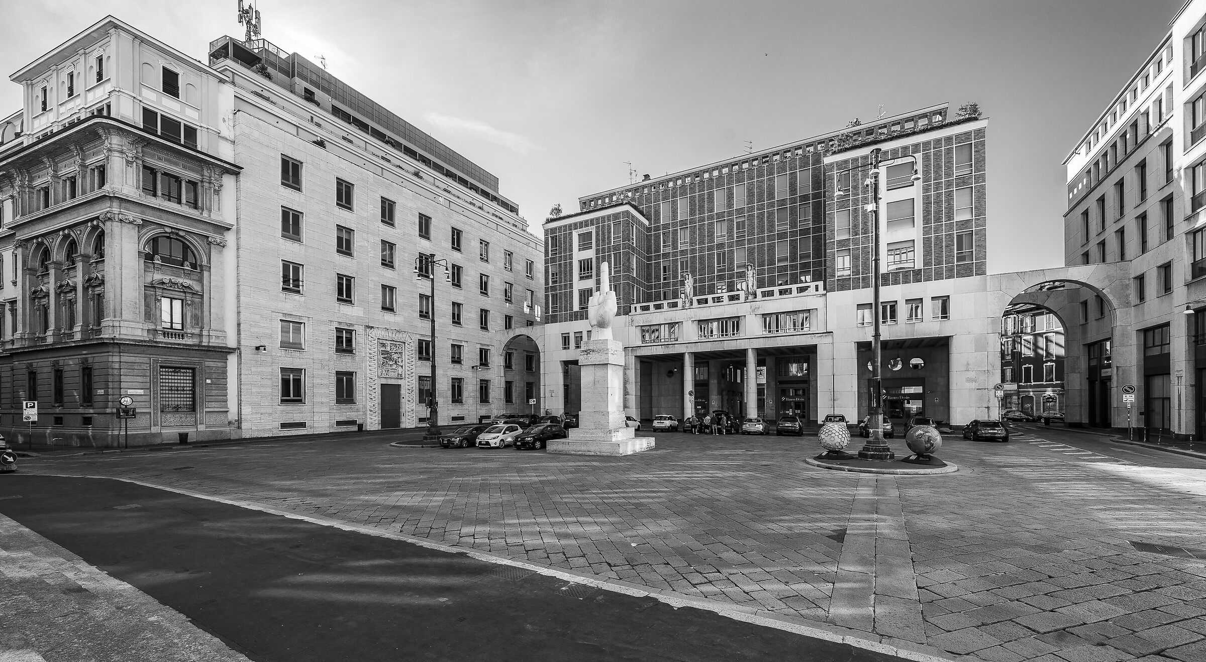 Piazza deglli Affari - 11