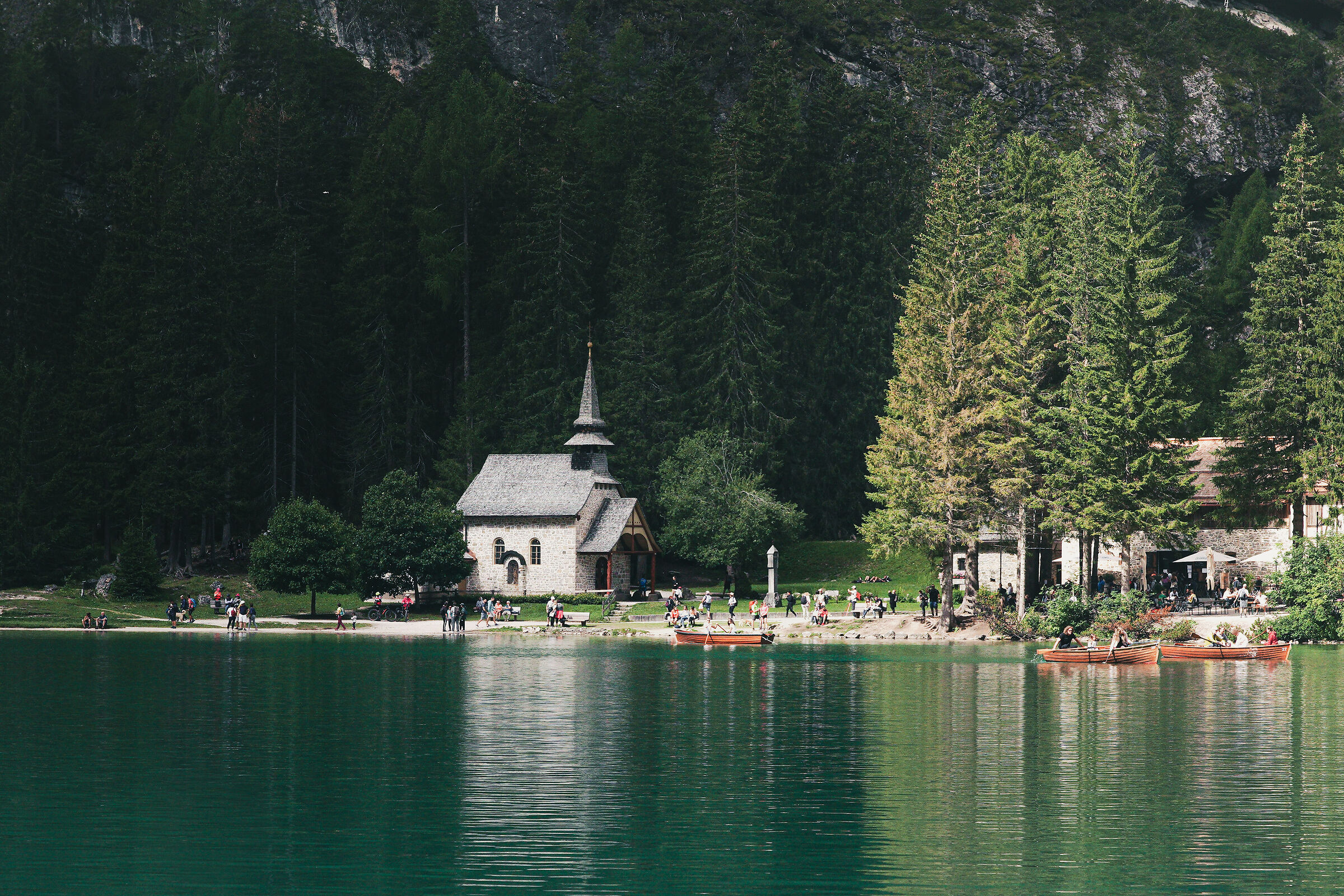 Chiesetta sul lago di Braies