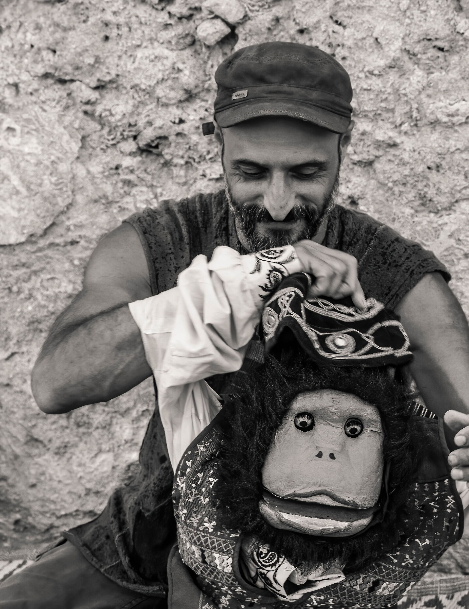 L'artista e la sua scimmietta ringraziano