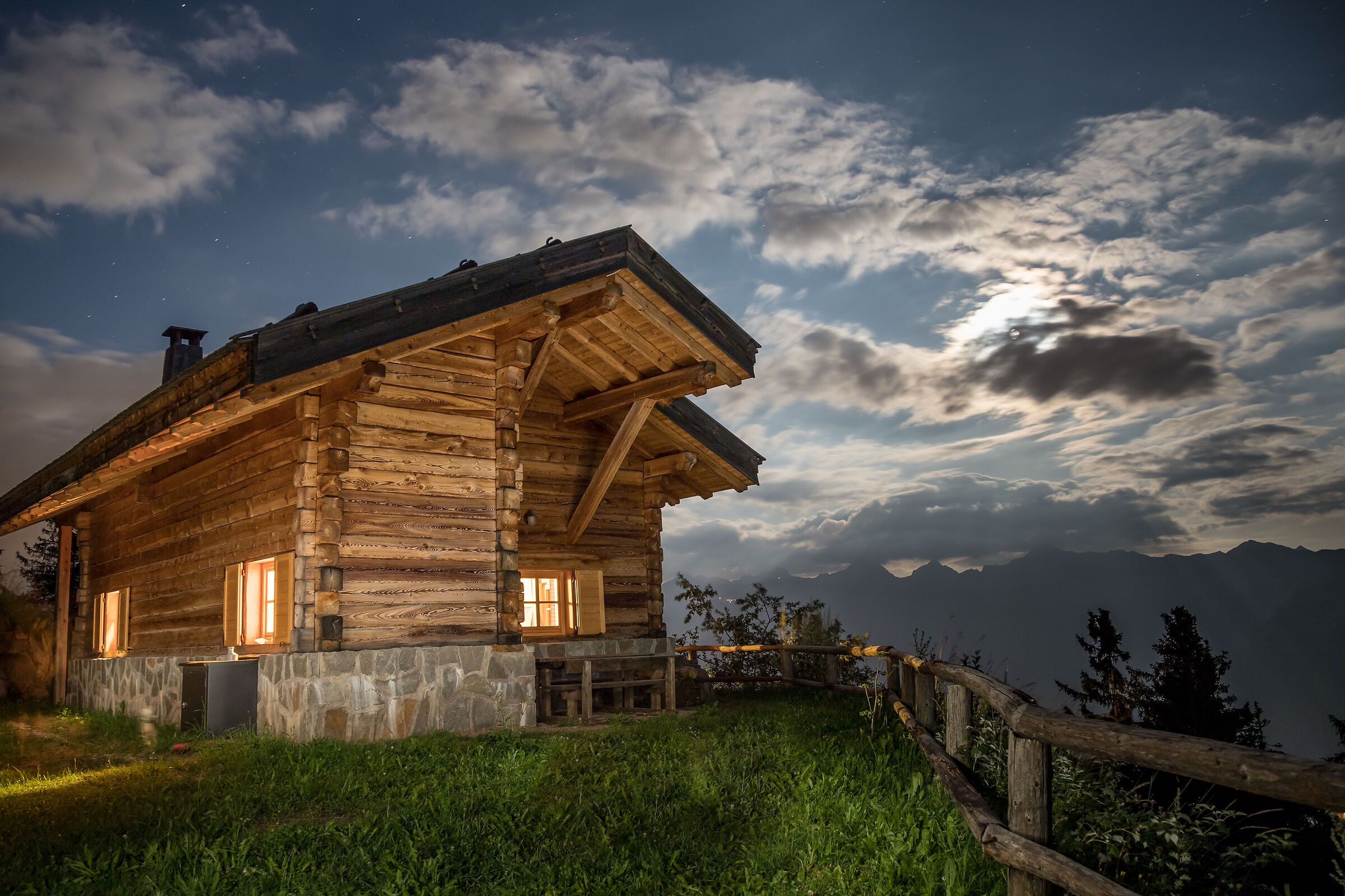 Cugola hut at dusk
