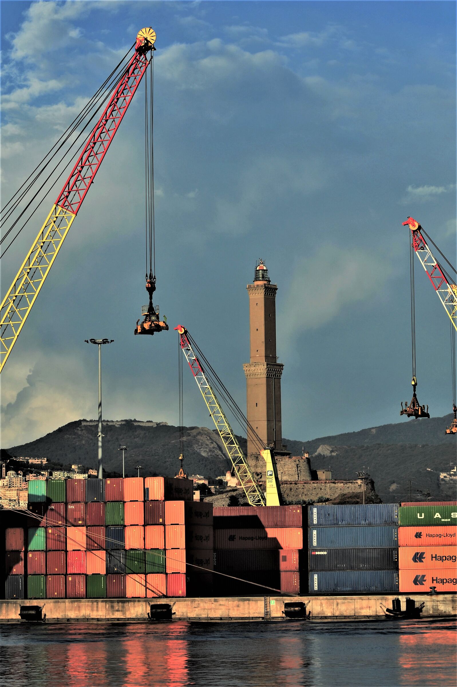 La Lanterna di Genova, oggi...