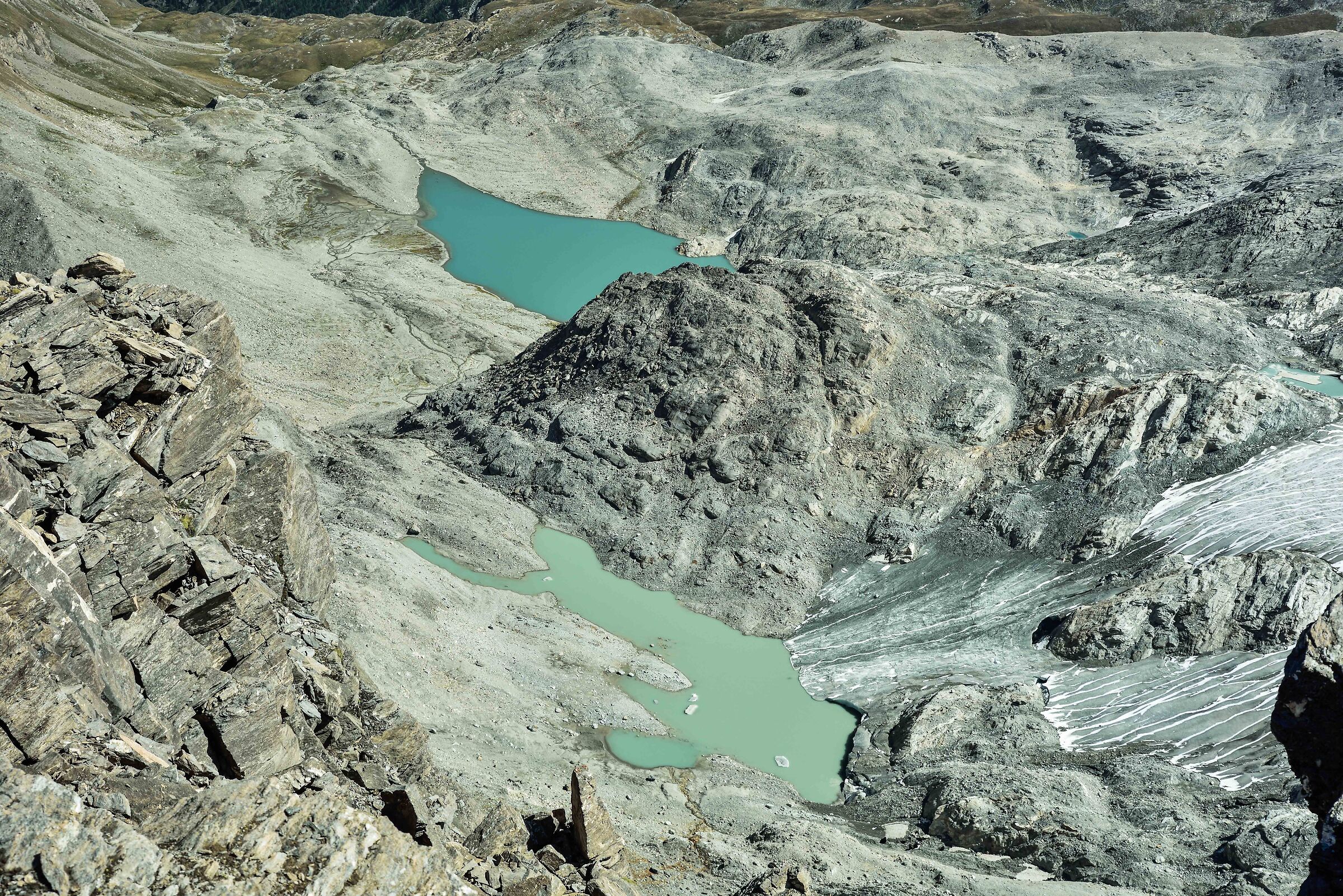 lago di fusione e Lago Goletta dall'anticima della Bec