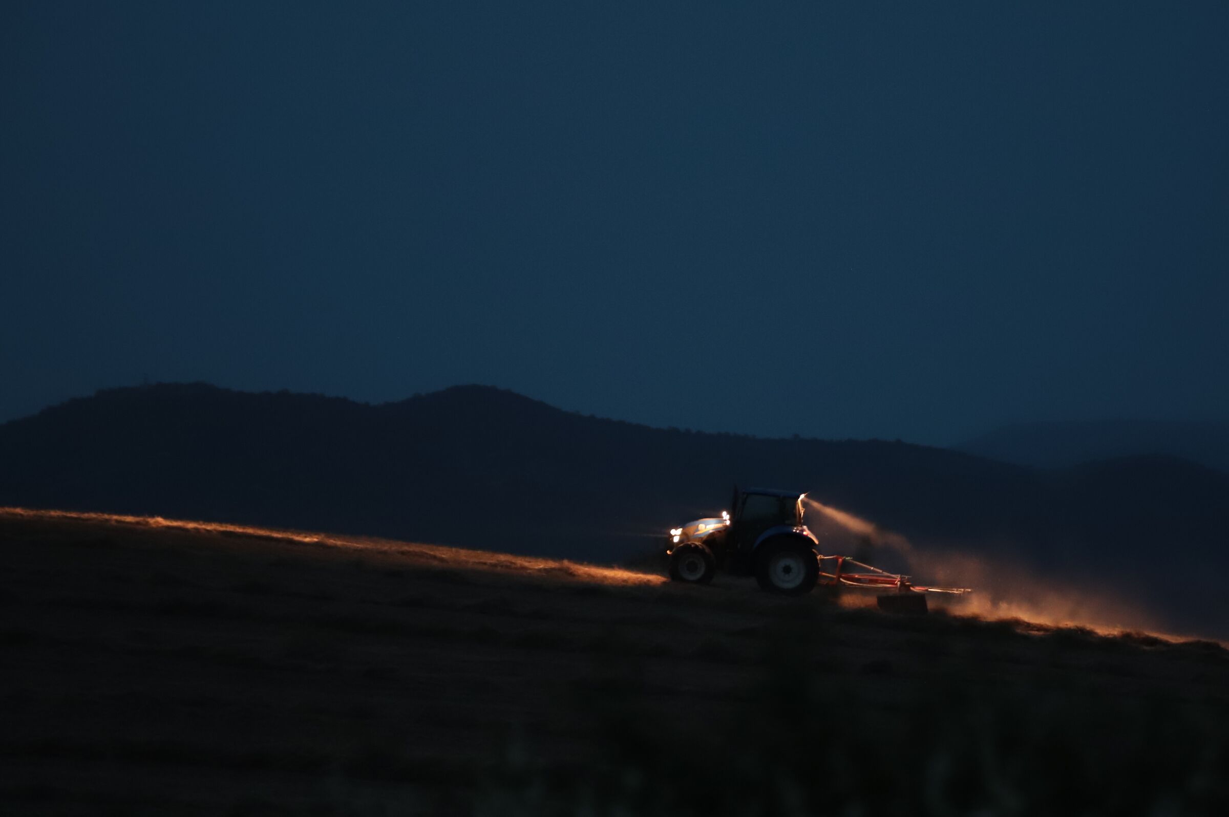 Lavoare con la luce dei fari