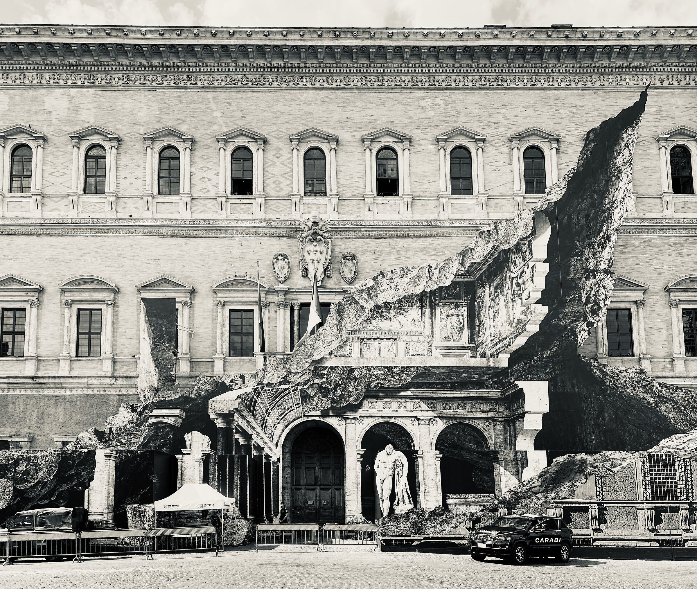 Installation for perspective illusion in Piazza Farnes