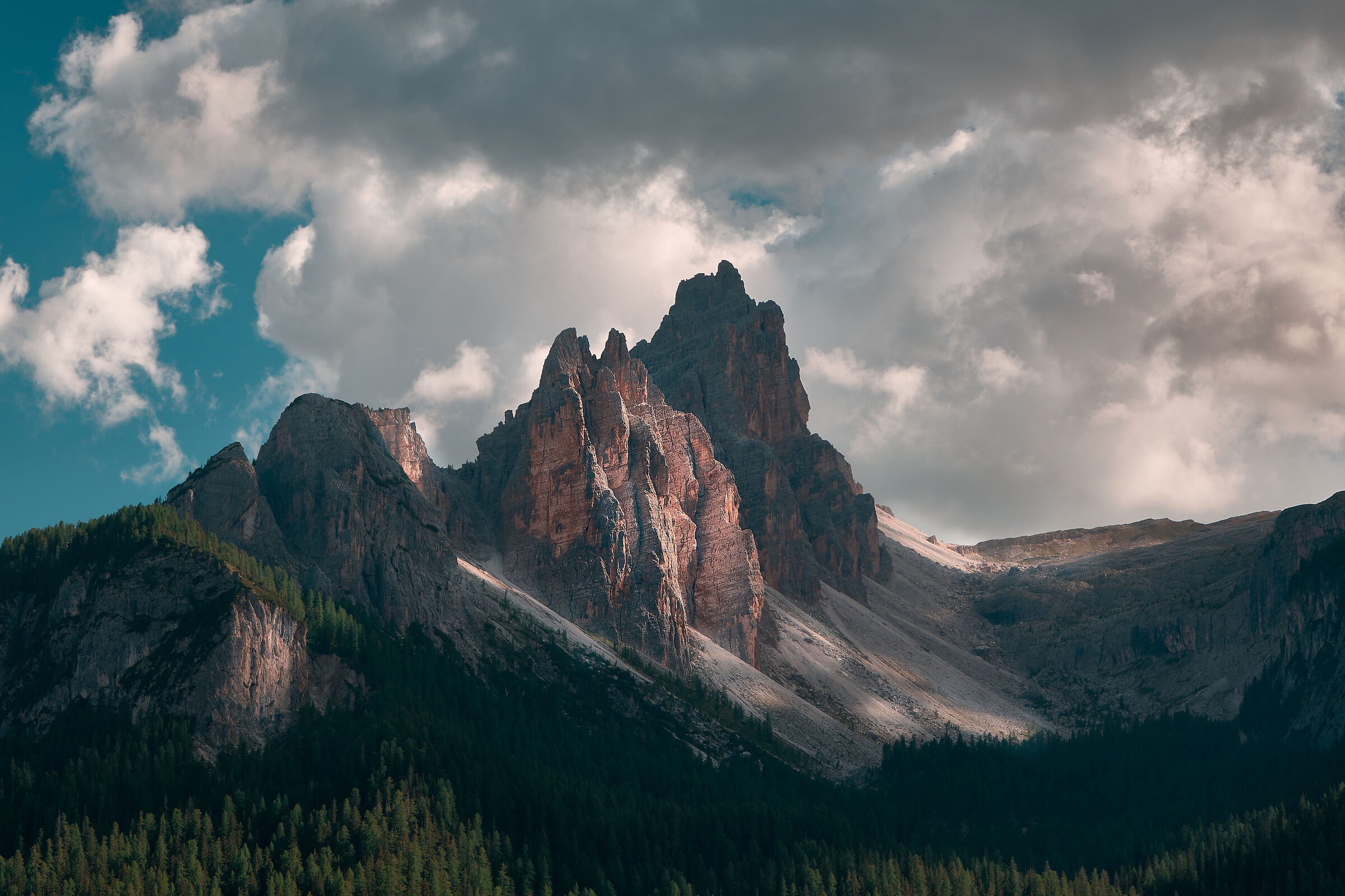 A ray of light illuminates the Croda da Lago