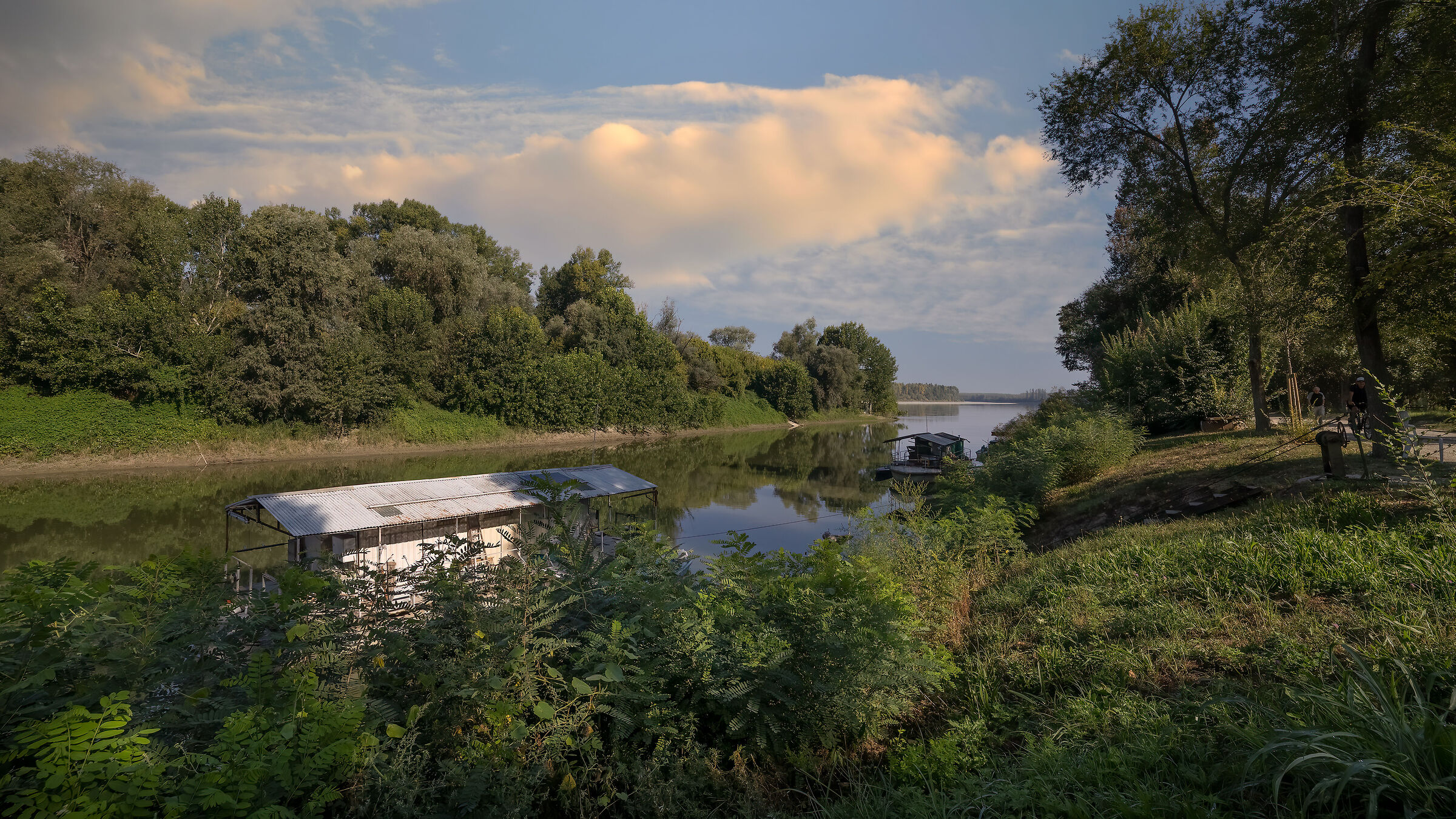 Case galleggianti in un tranquillo ramo del Po