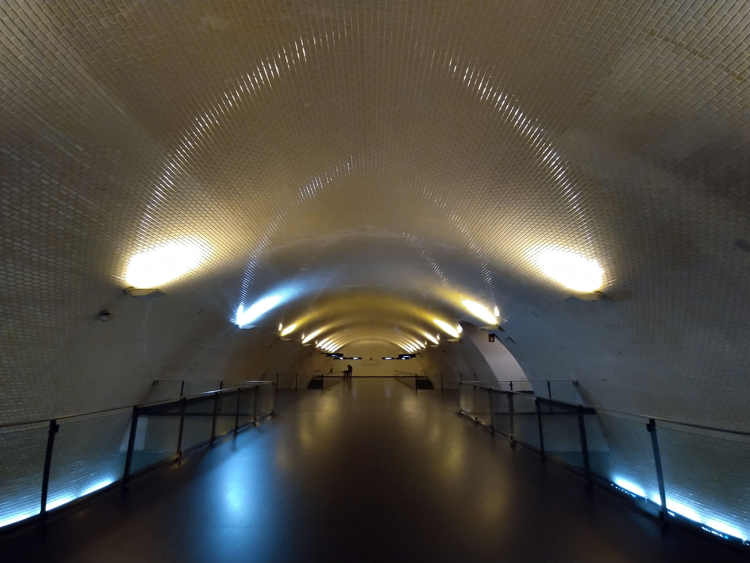 Symmetries by metro - Lisbon