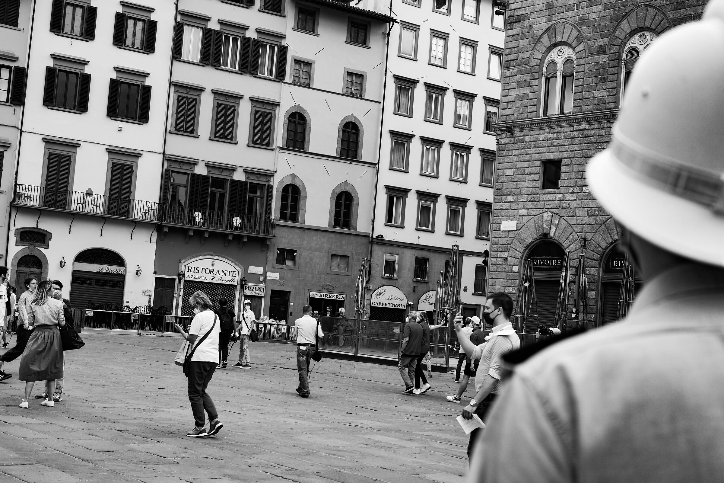 Uno Sguardo "Vigile" sulla piazza