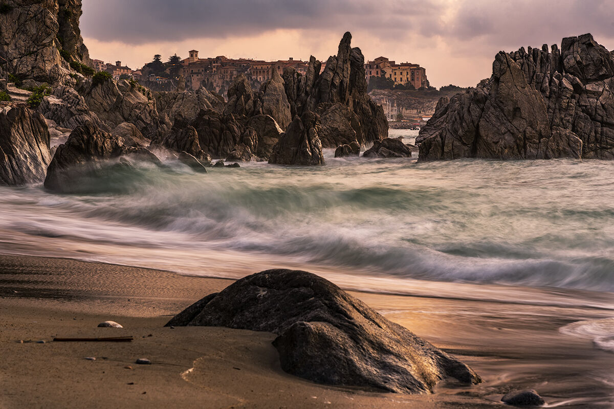 Tra gli scogli all'imbrunire