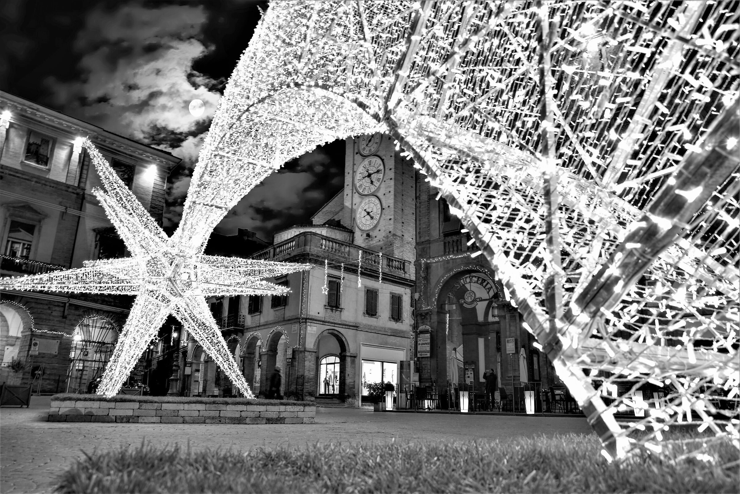 Comet in the square in B/W