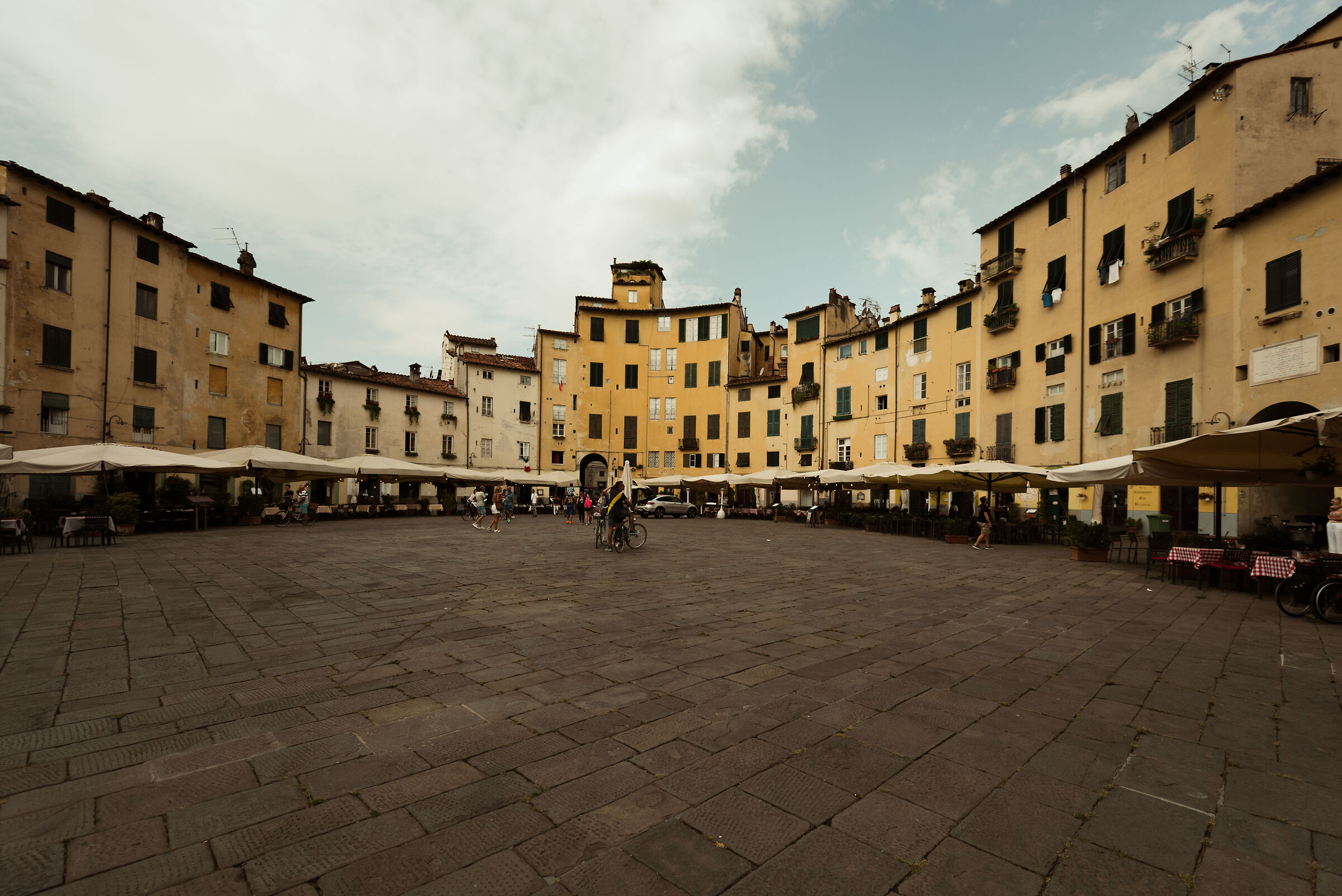 Lucca Piazza anfiteatro