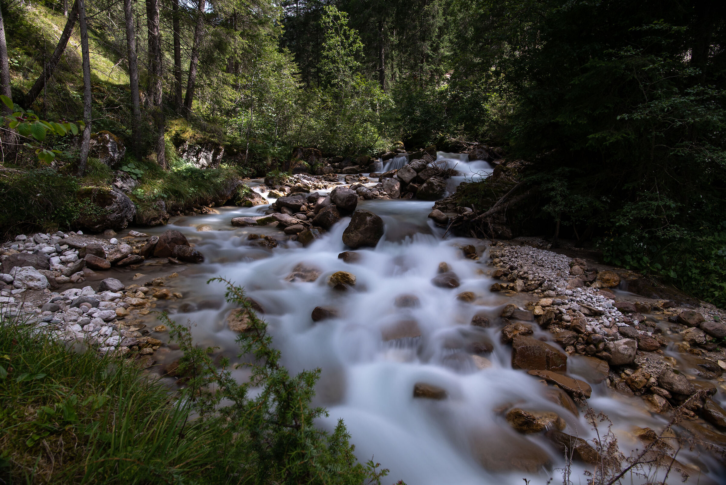 Ruscello e cascata nei pressi di Santa Magdalena (bz)