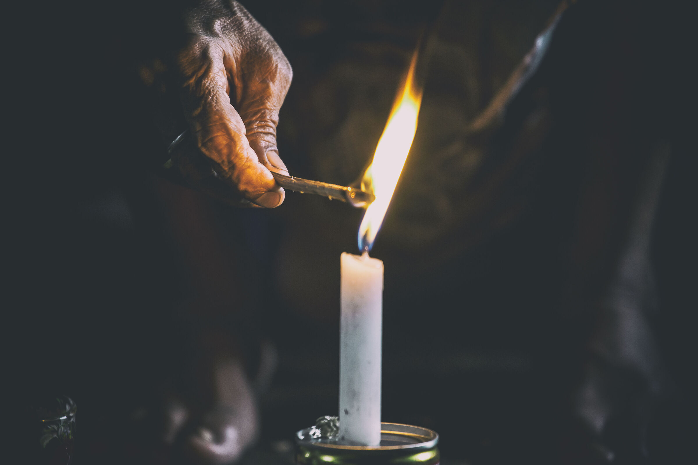 Eggshell reading ritual