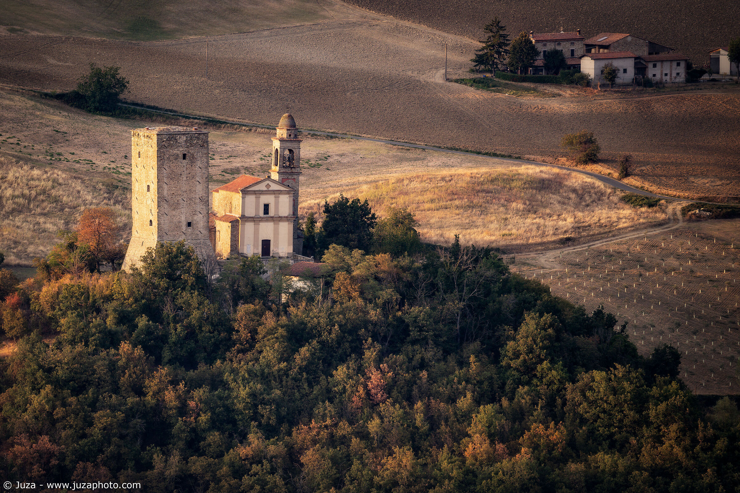 La chiesa e il torrione