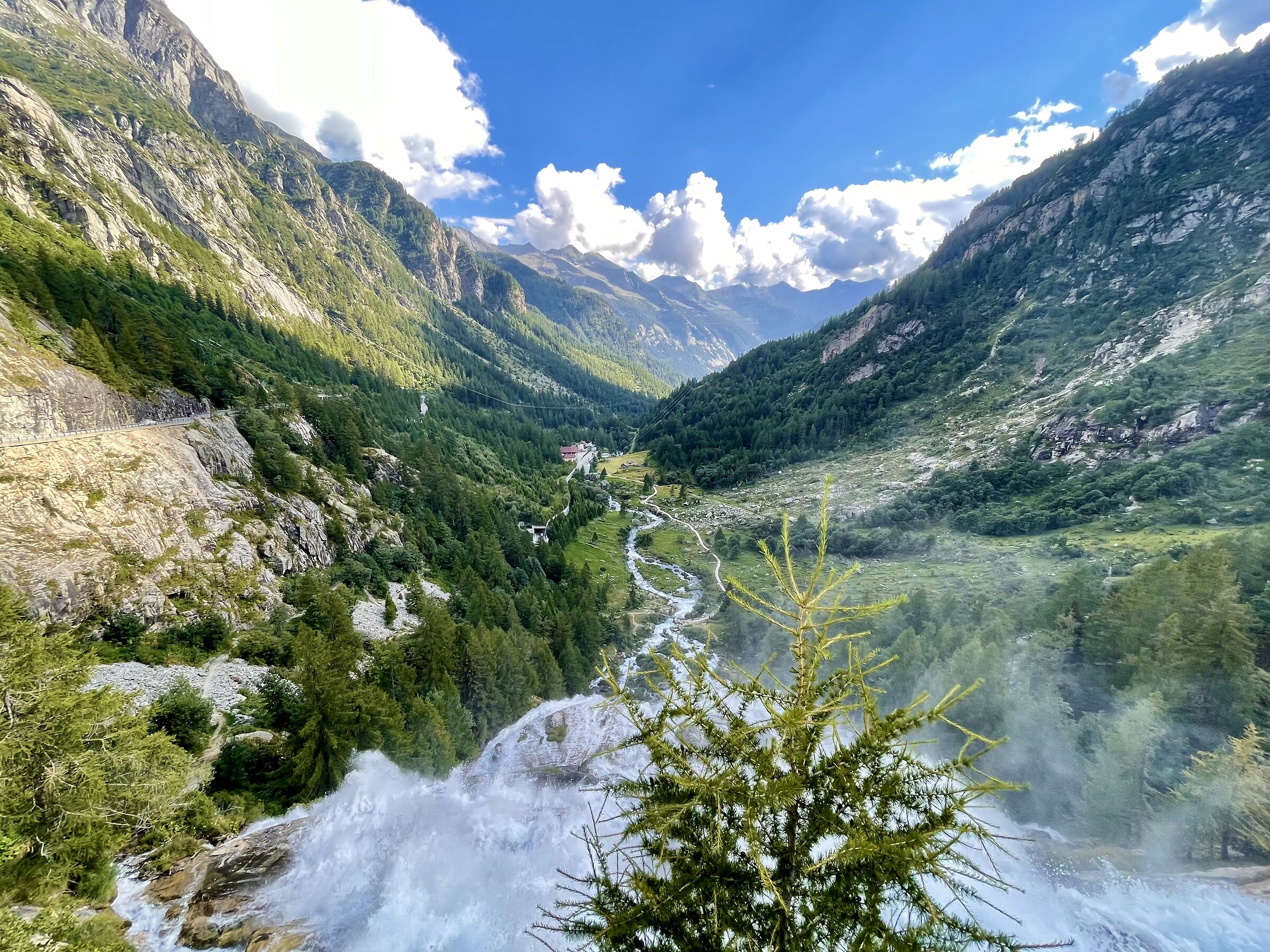 Guardando oltre la cascata.