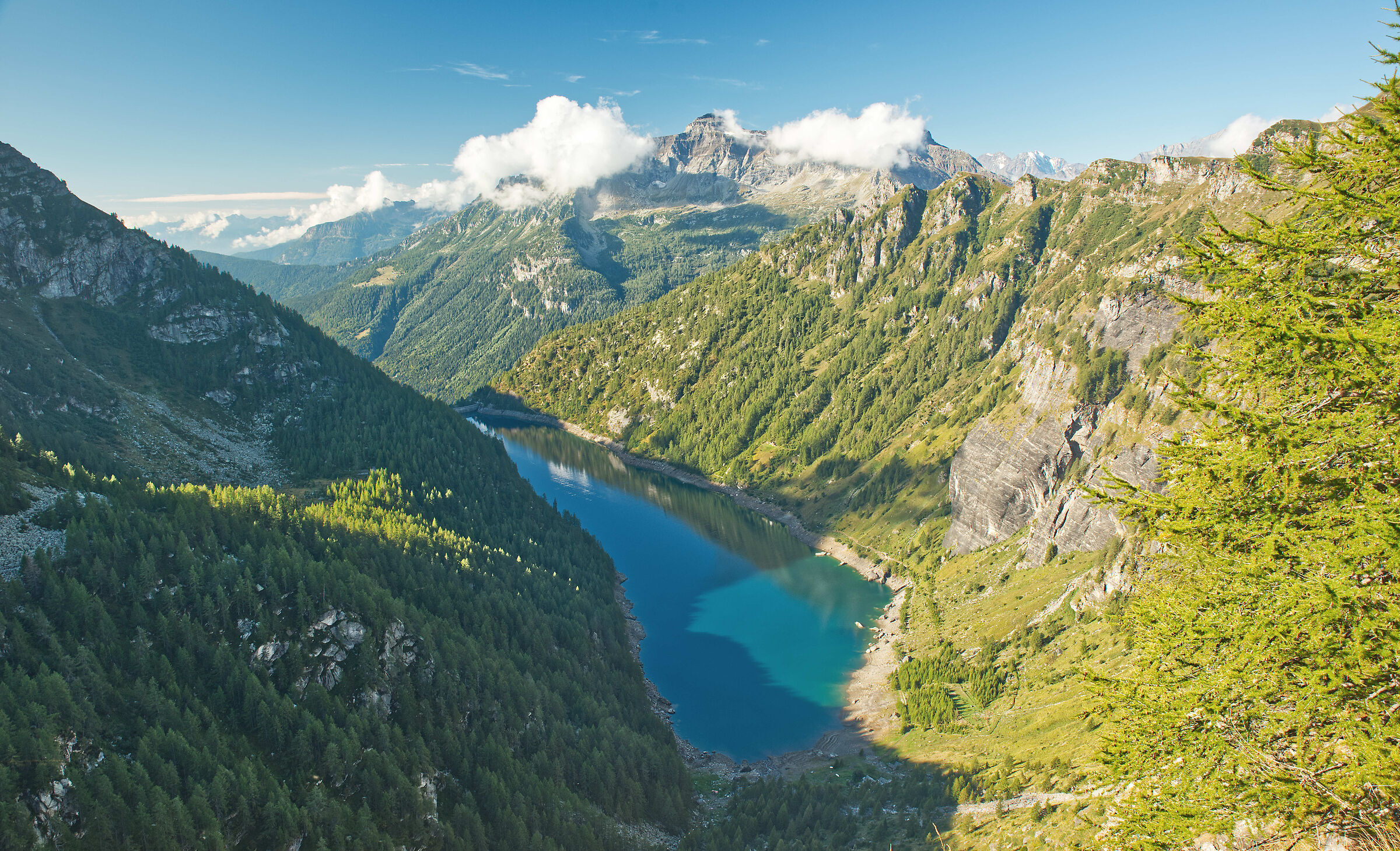 il Lago di Agaro con sullo sfondo in alto il Diei ed il