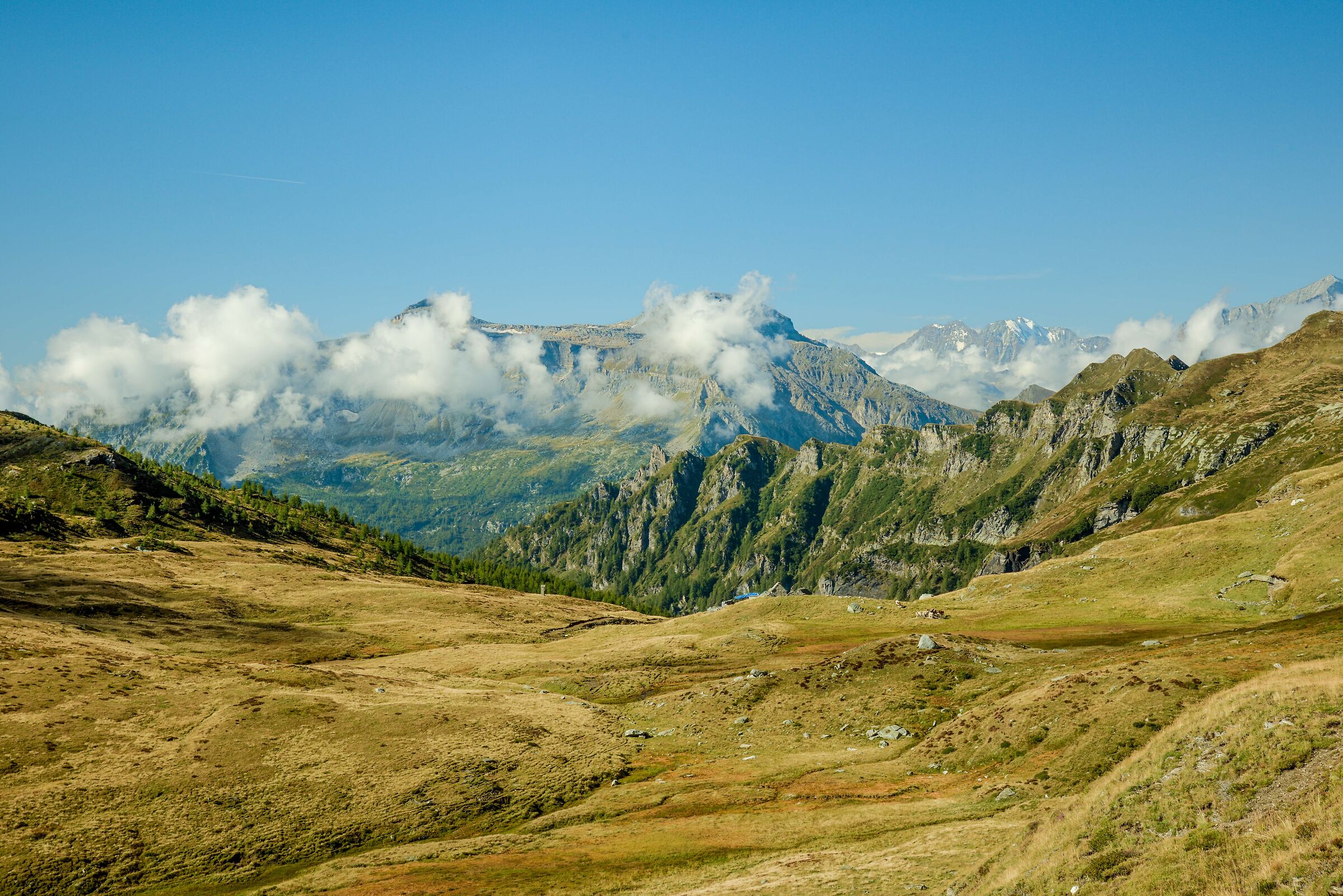 salendo in prossimita' del Lago Poiala