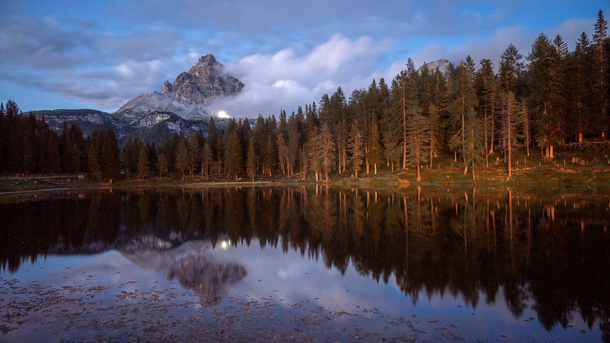 reflejo de tre cime en el lago antorno