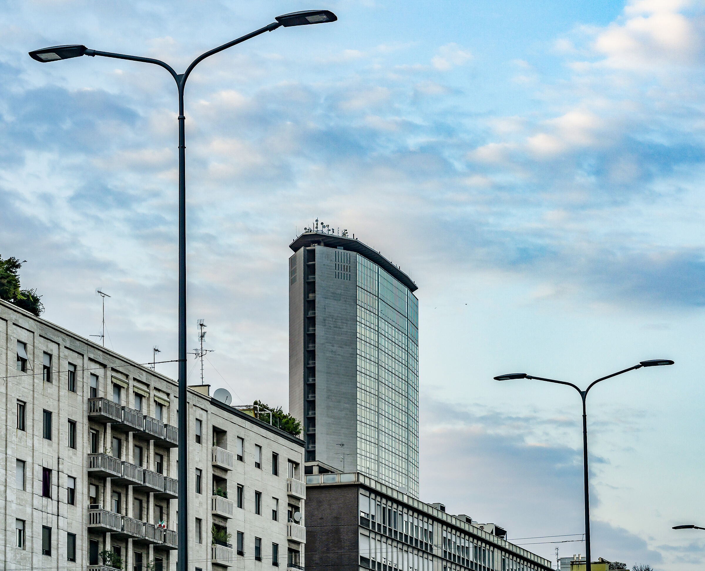 Pirelli skyscraper from Piazza della Repubblica