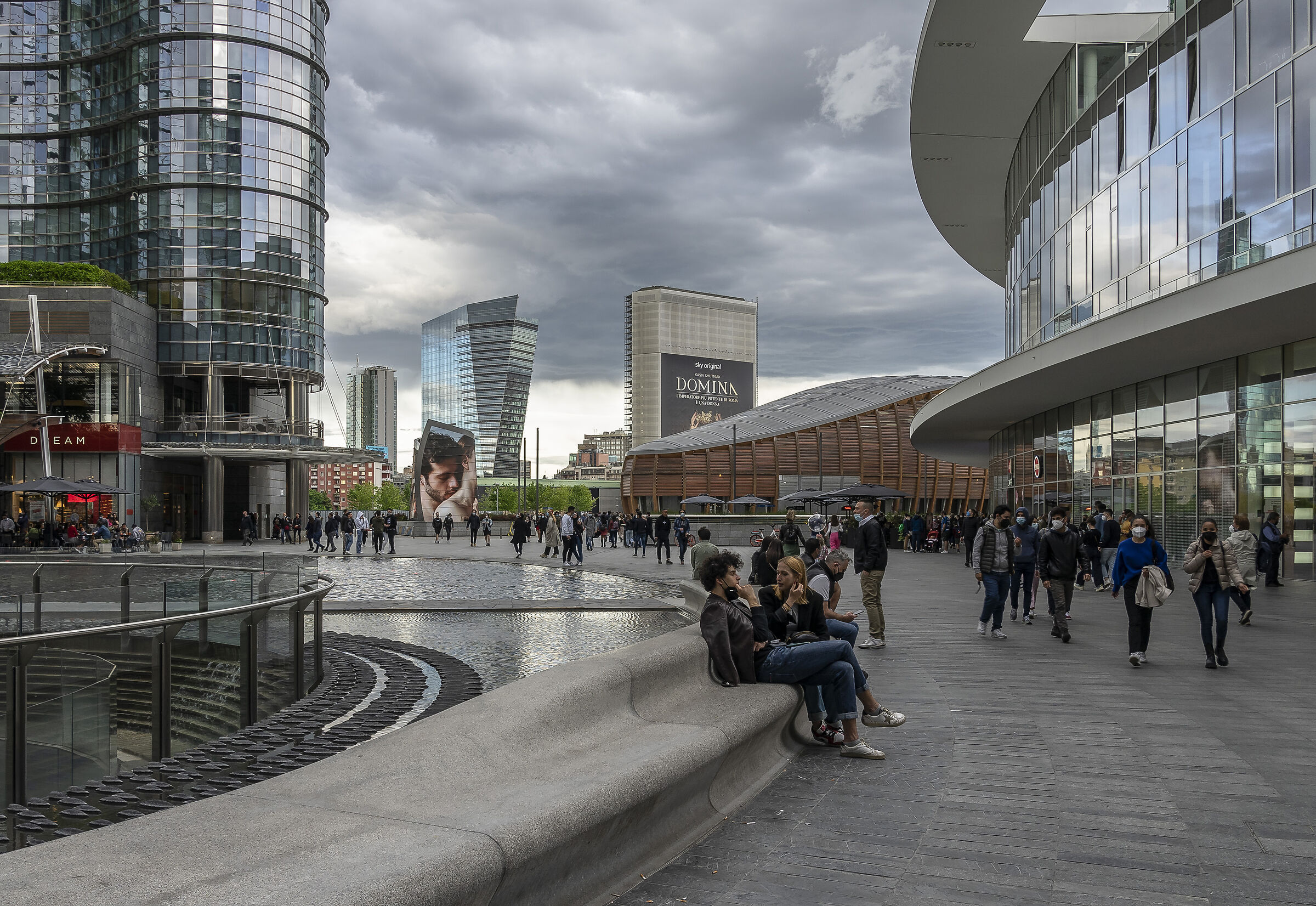 Piazza Gae Aulenti - Sunday, May 2, 2021. 19:11