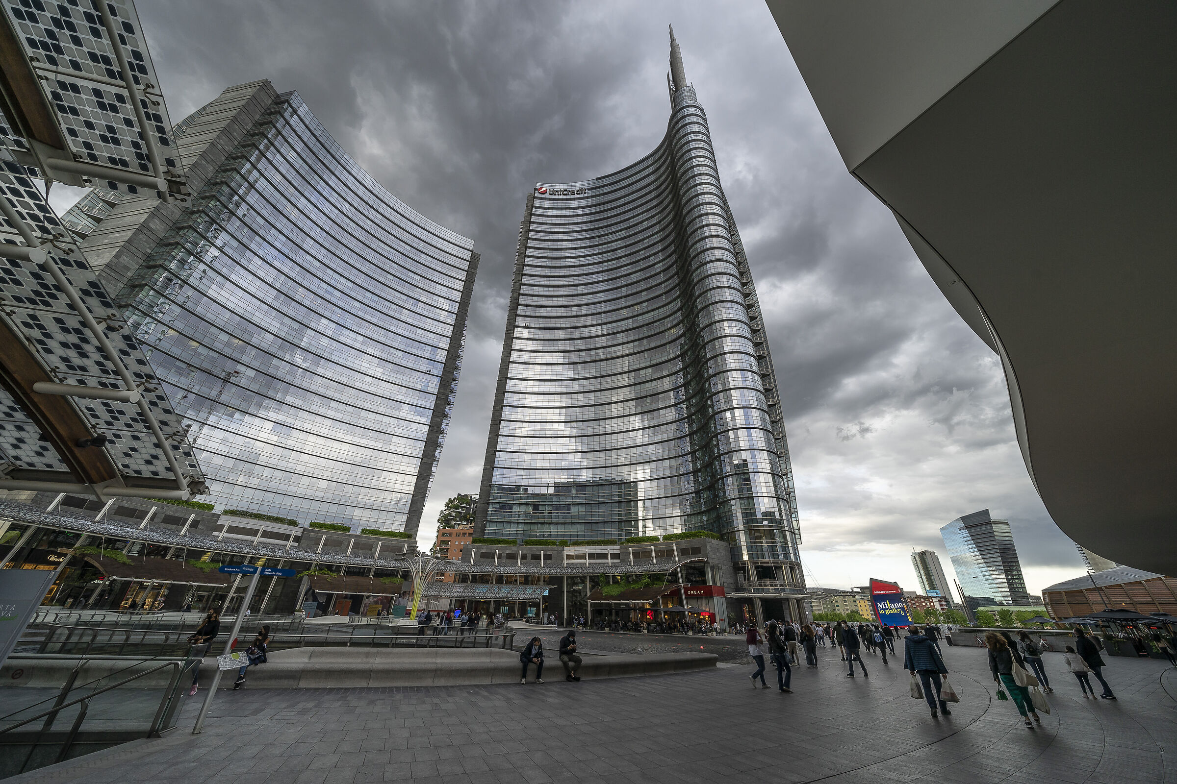 Piazza Gae Aulenti - Sunday, May 2, 2021. 19:15