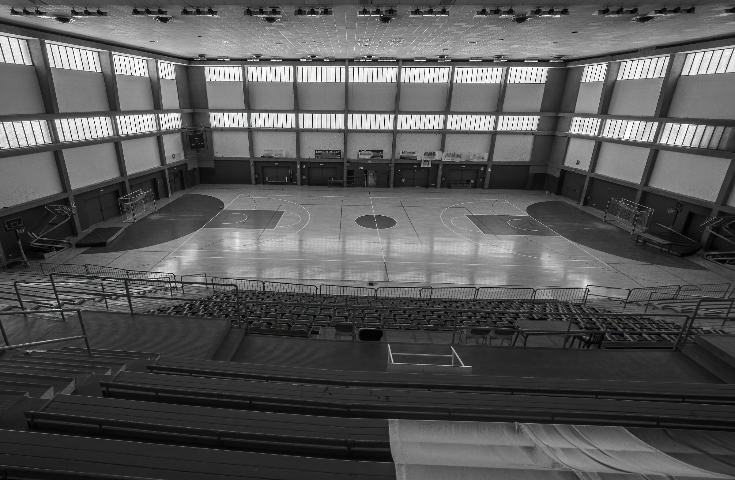 Palazzetto dello sport abbandonato