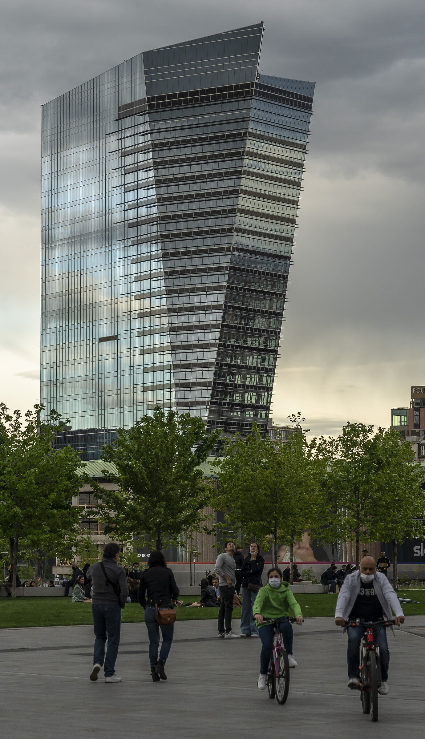 Torre Gioia 22 soprannominata "Scheggia di vetro" ...