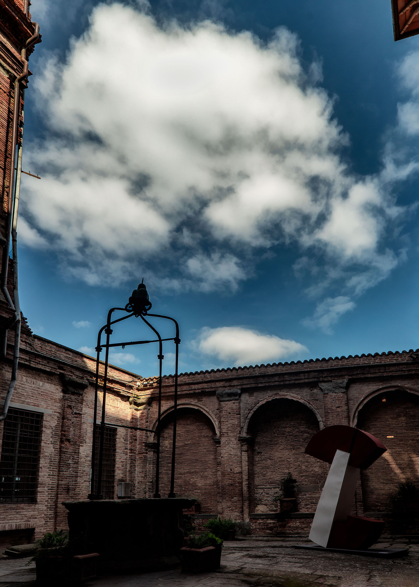 courtyard paazzo corgna city of the parish