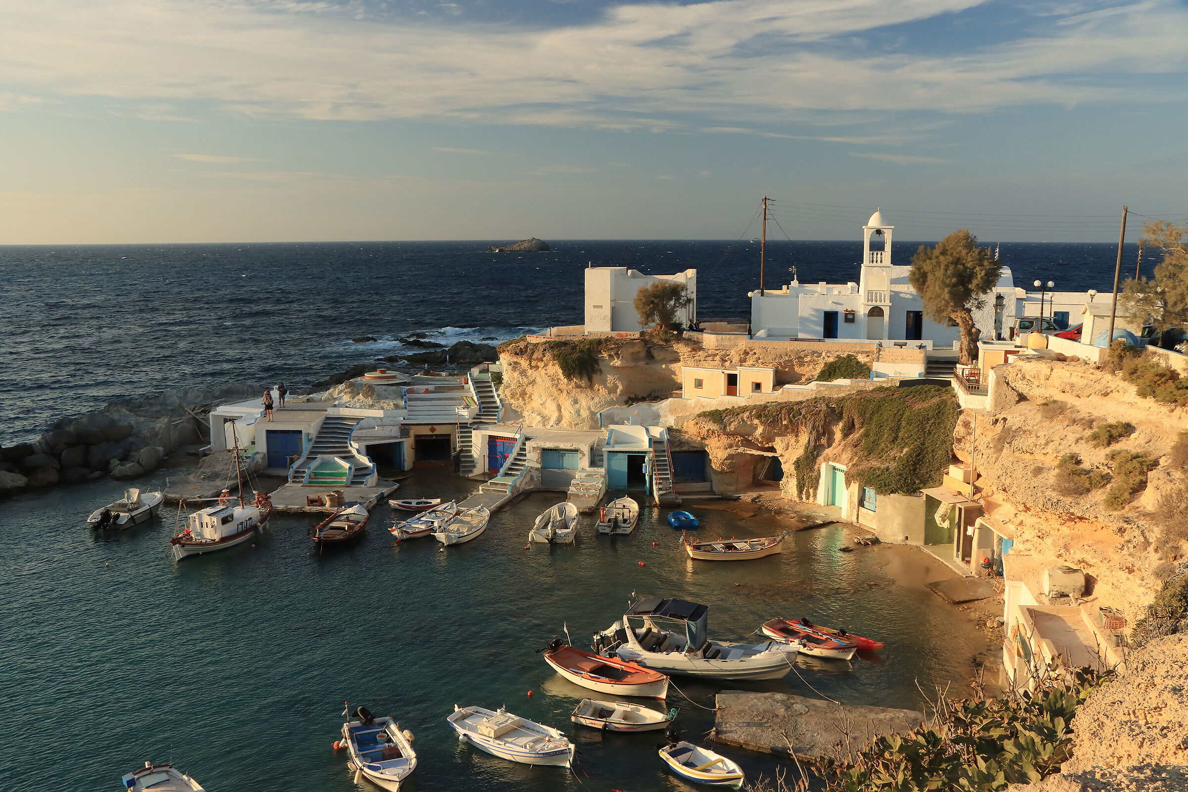 M I L O S - Mandrakia - baia della pesca