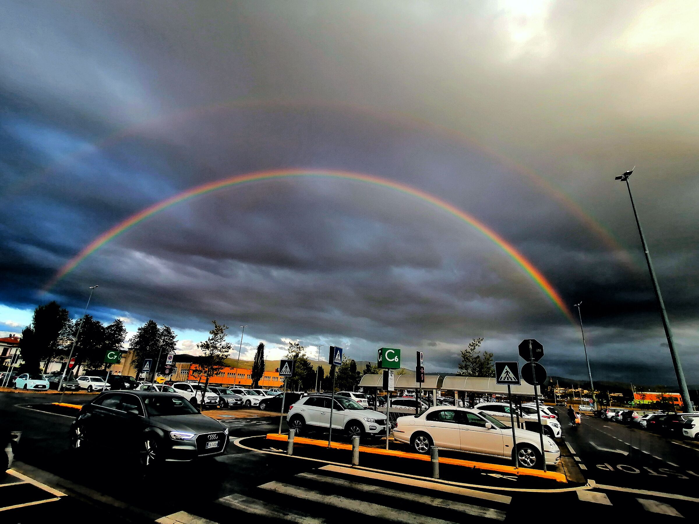 Sorpresa fuori dal centro commerciale