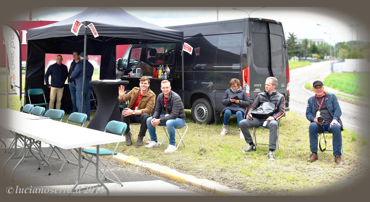 Waiting for the passage of the 1000 Miglia