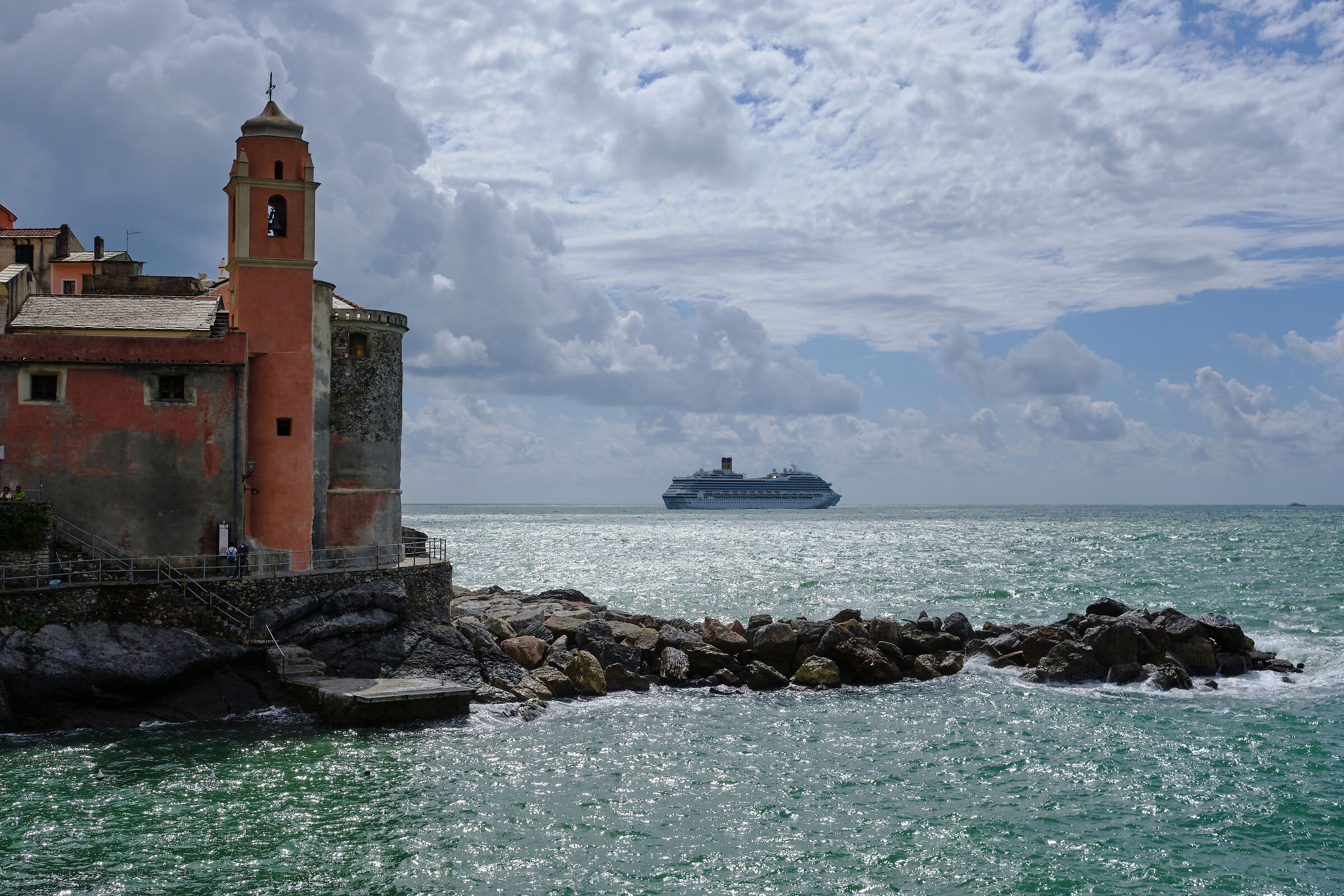 La grande nave e il piccolo borgo