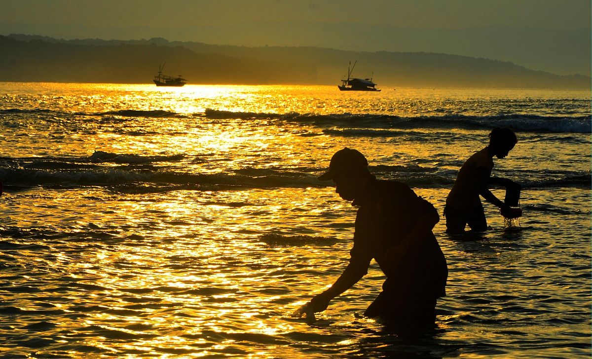 Nyale capture. Traditional ceremony.