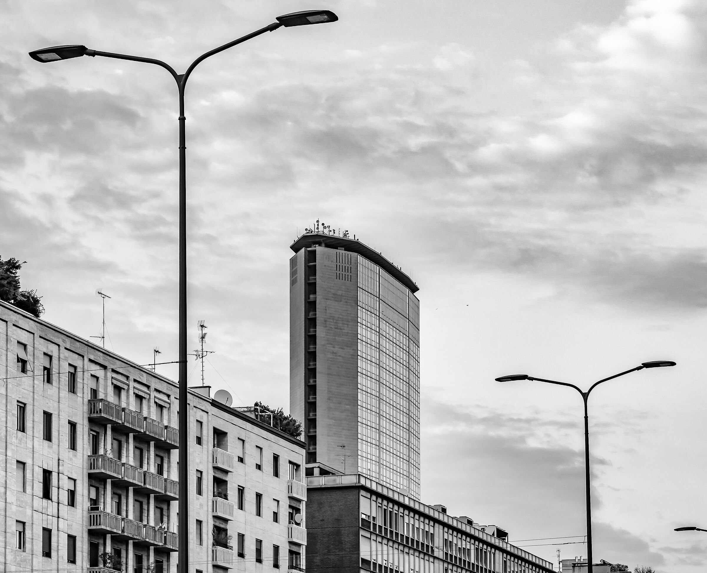 Pirelli skyscraper from P. della Repubblica (monochrome)