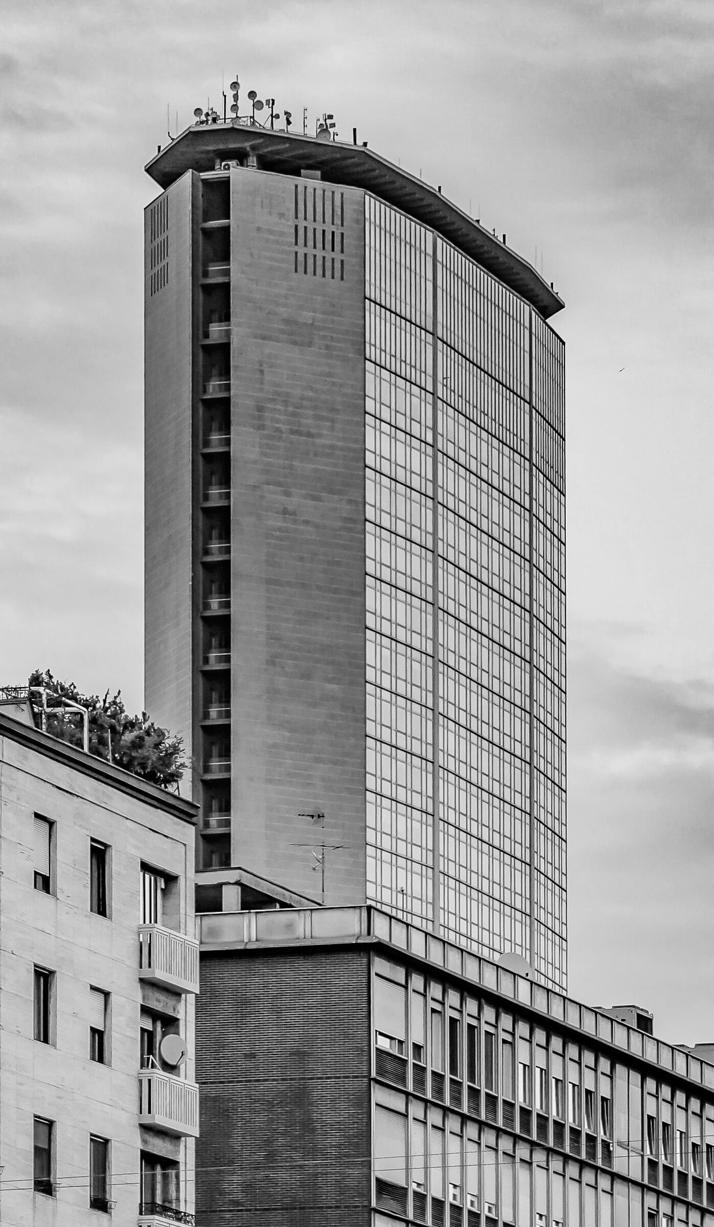 Pirelli skyscraper from P. della Repubblica (clipping)
